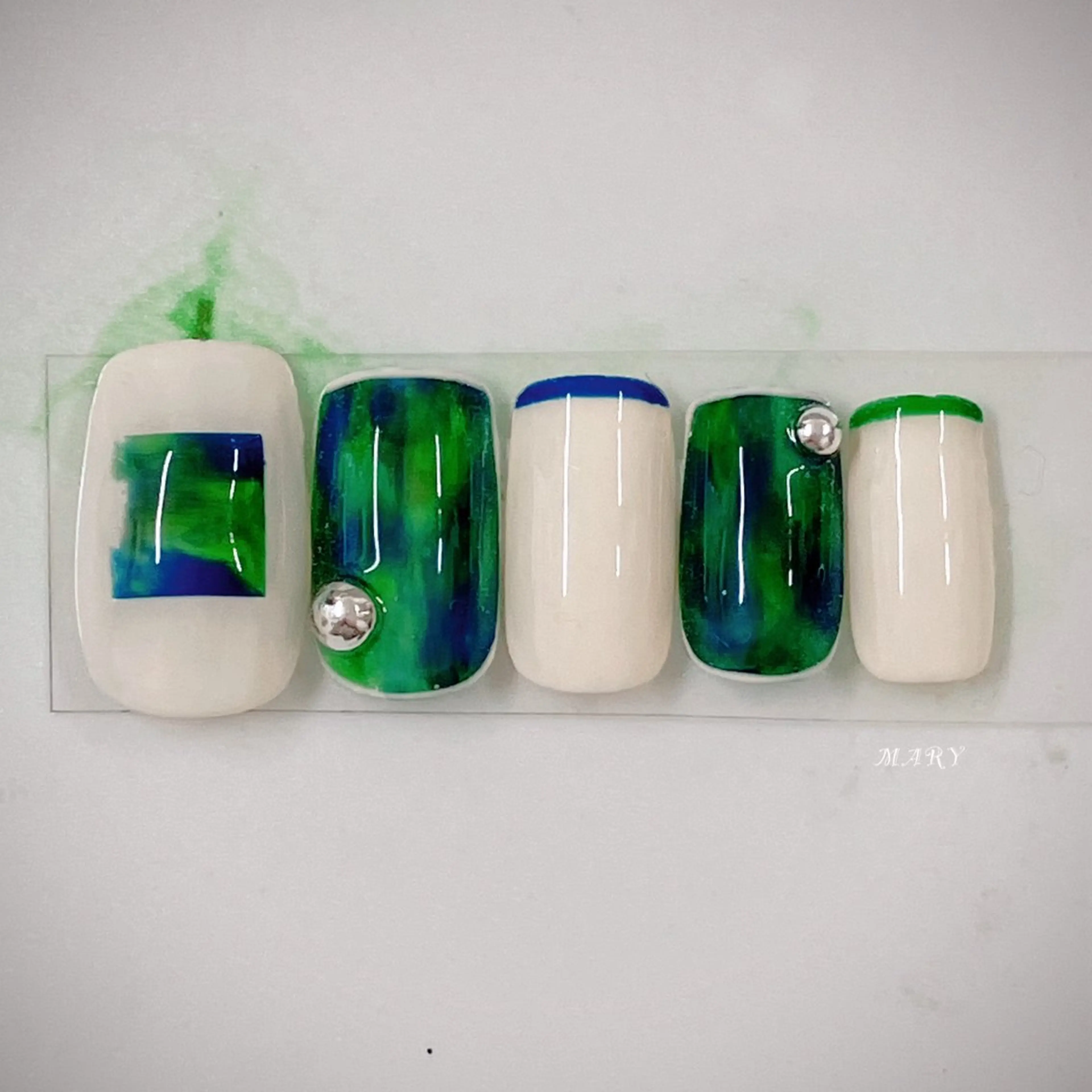 ネイル ニュアンスネイル ワンカラーネイル ホワイト ハンドネイル Mary nail所属・Mary nail .narumiのネイルデザイン