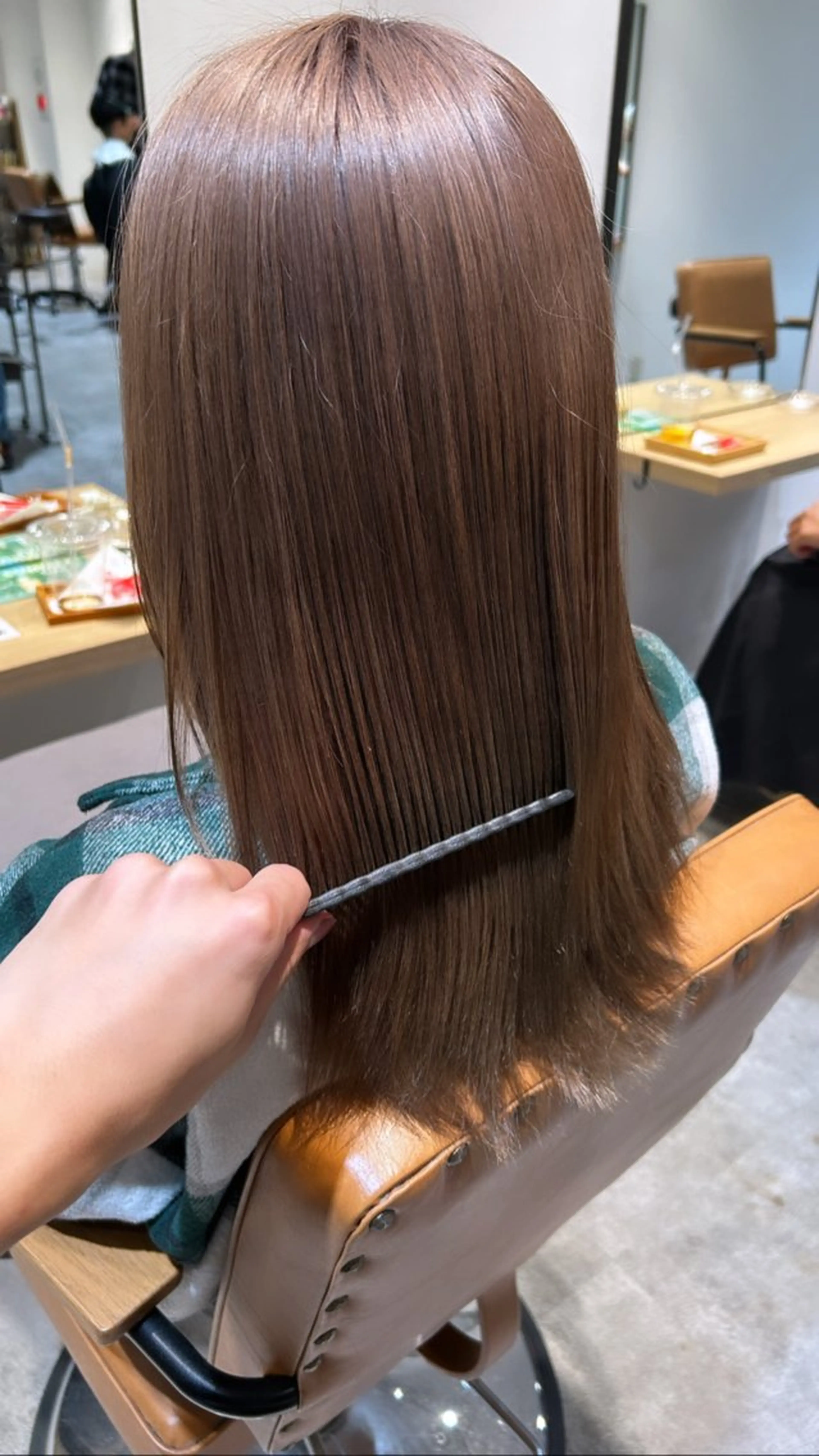 ミディアム カラー グレージュ ミルクティーグレージュ 髪質改善特化型美容師 🫧岡本璃来🫧のヘアスタイル