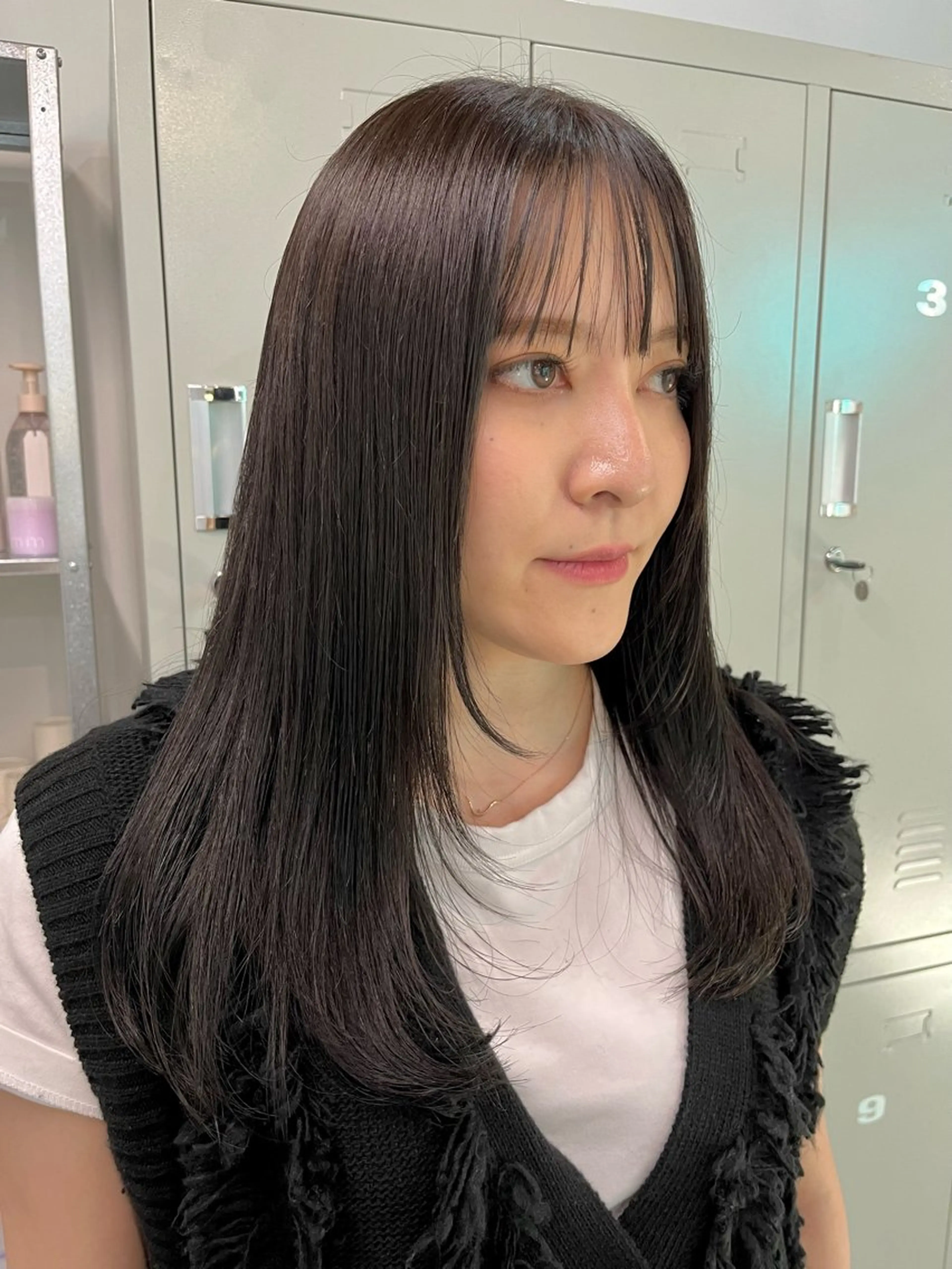 ロング カラー アッシュ アッシュグレー ブリーチなしカラー レイヤーカットのヘアスタイル