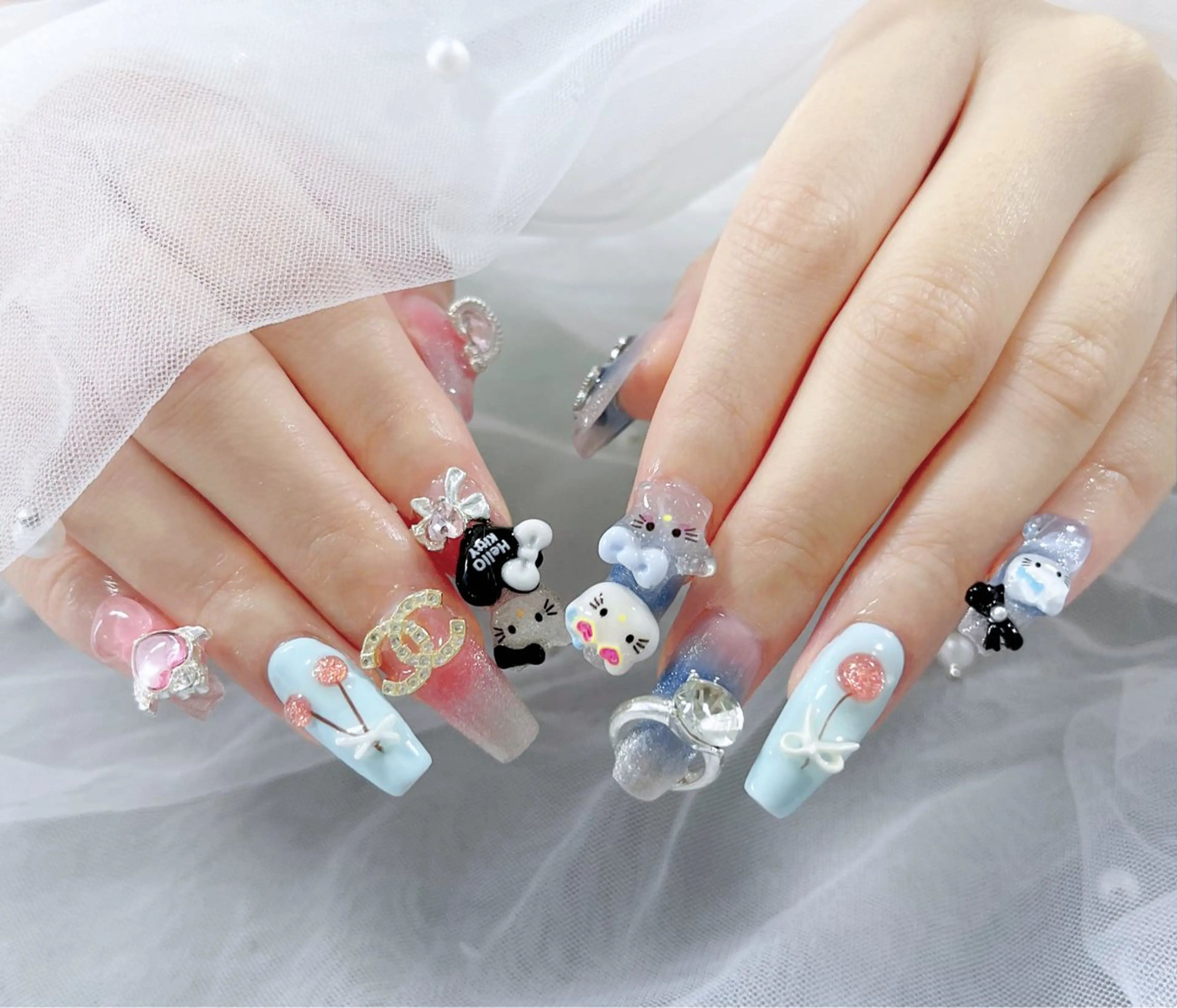 ネイル オーロラネイル クリアネイル フラッシュネイル ジェルネイル グラデーション ハンドネイル Amee Nailsalonのネイルデザイン