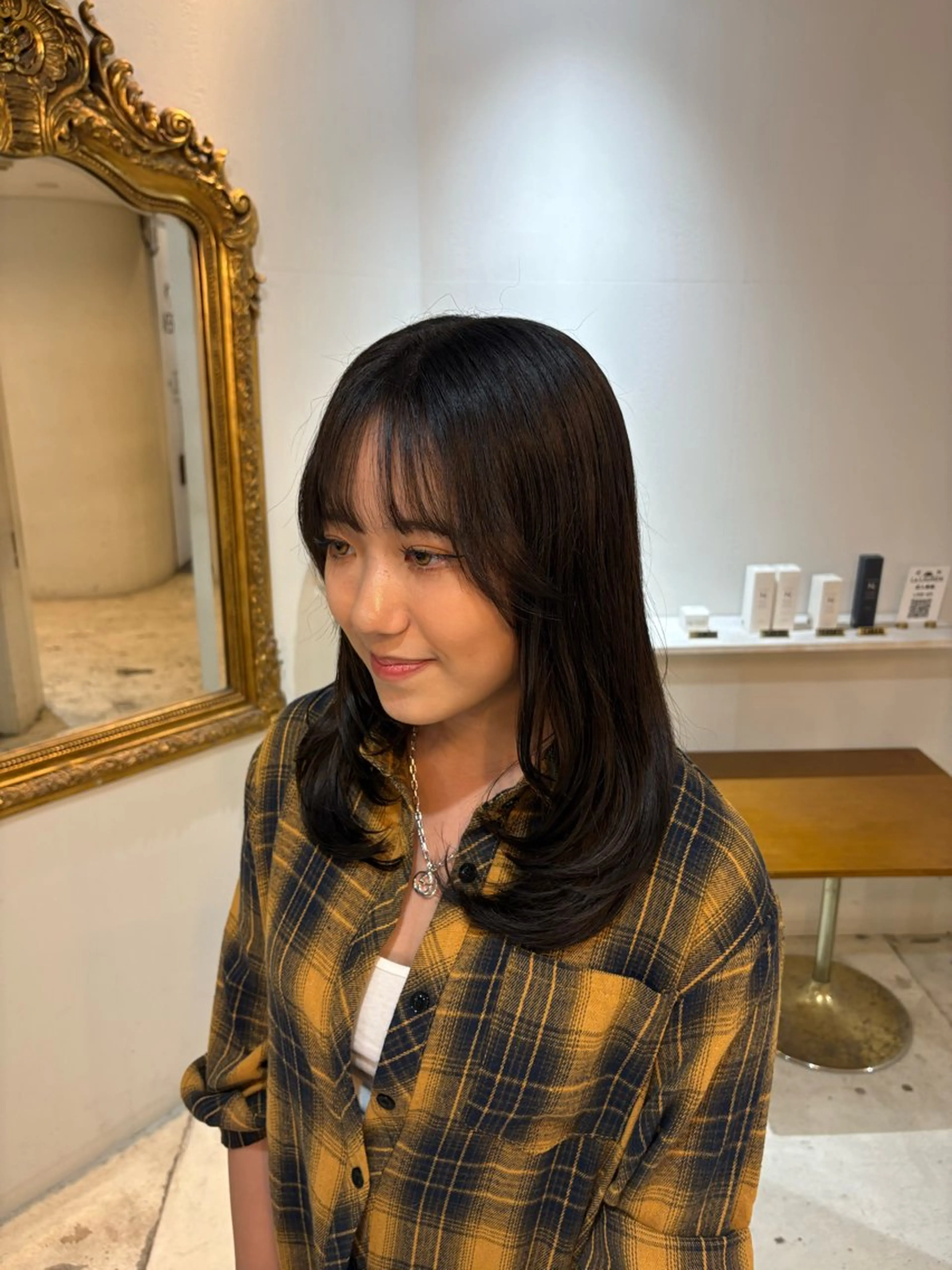 ミディアム 顔周りカット レイヤーカット カット トリートメント 🩶ハイトーン🖤 URARAのヘアスタイル
