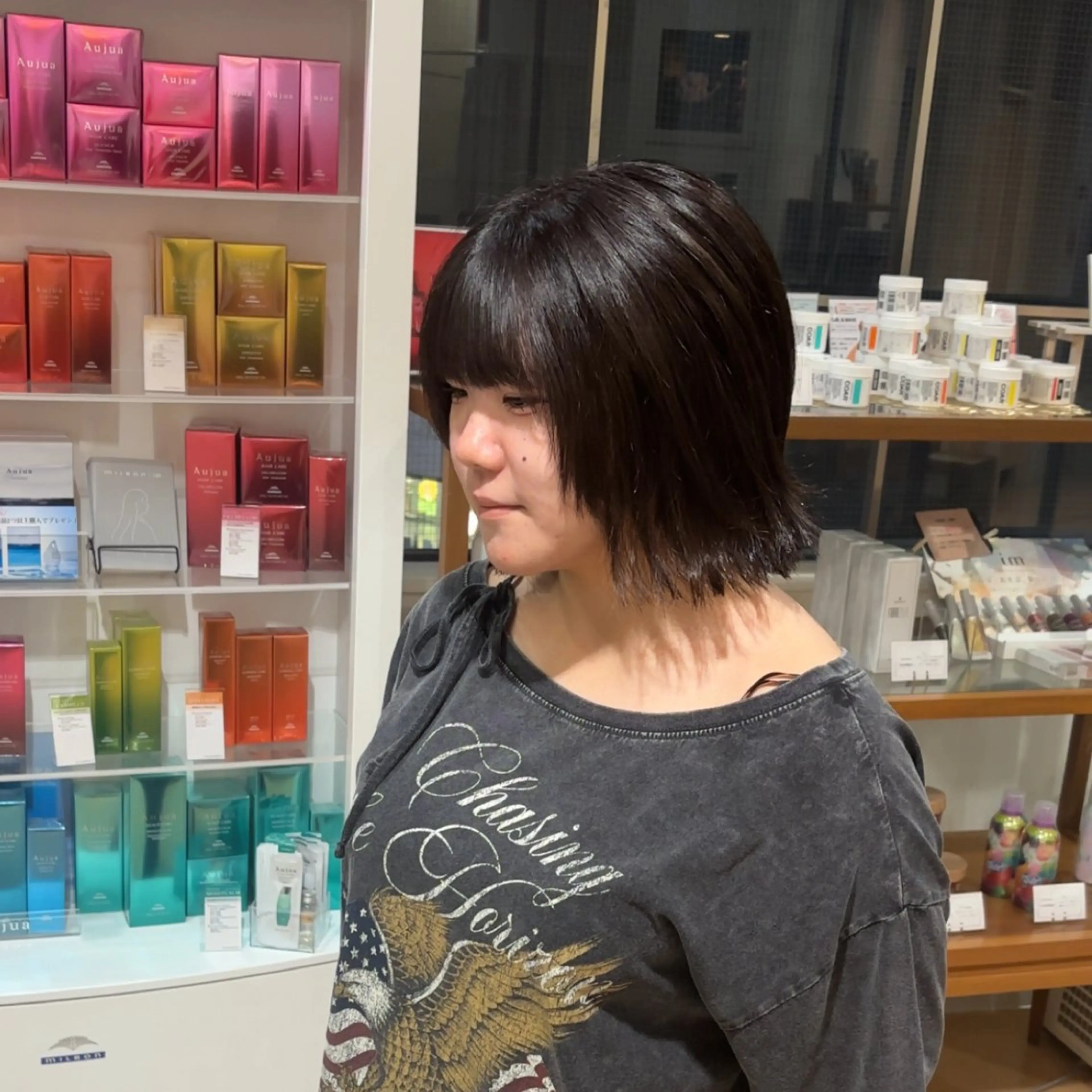ショート aura所属・波巻きパーマ✨️ ケアブリーチカラーのヘアスタイル