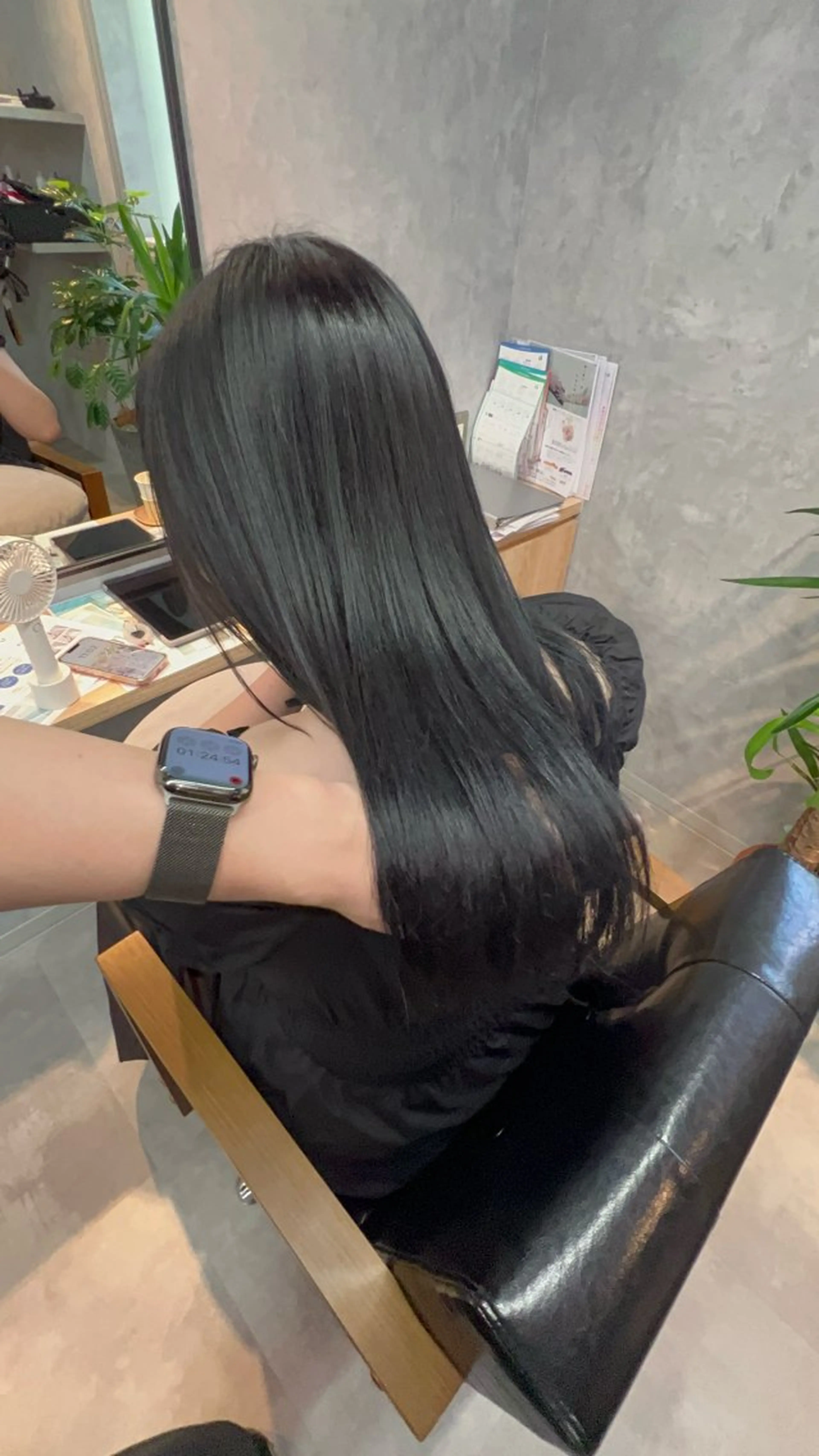 ロング motoトップカラー リスト/ブリーチカラのヘアスタイル