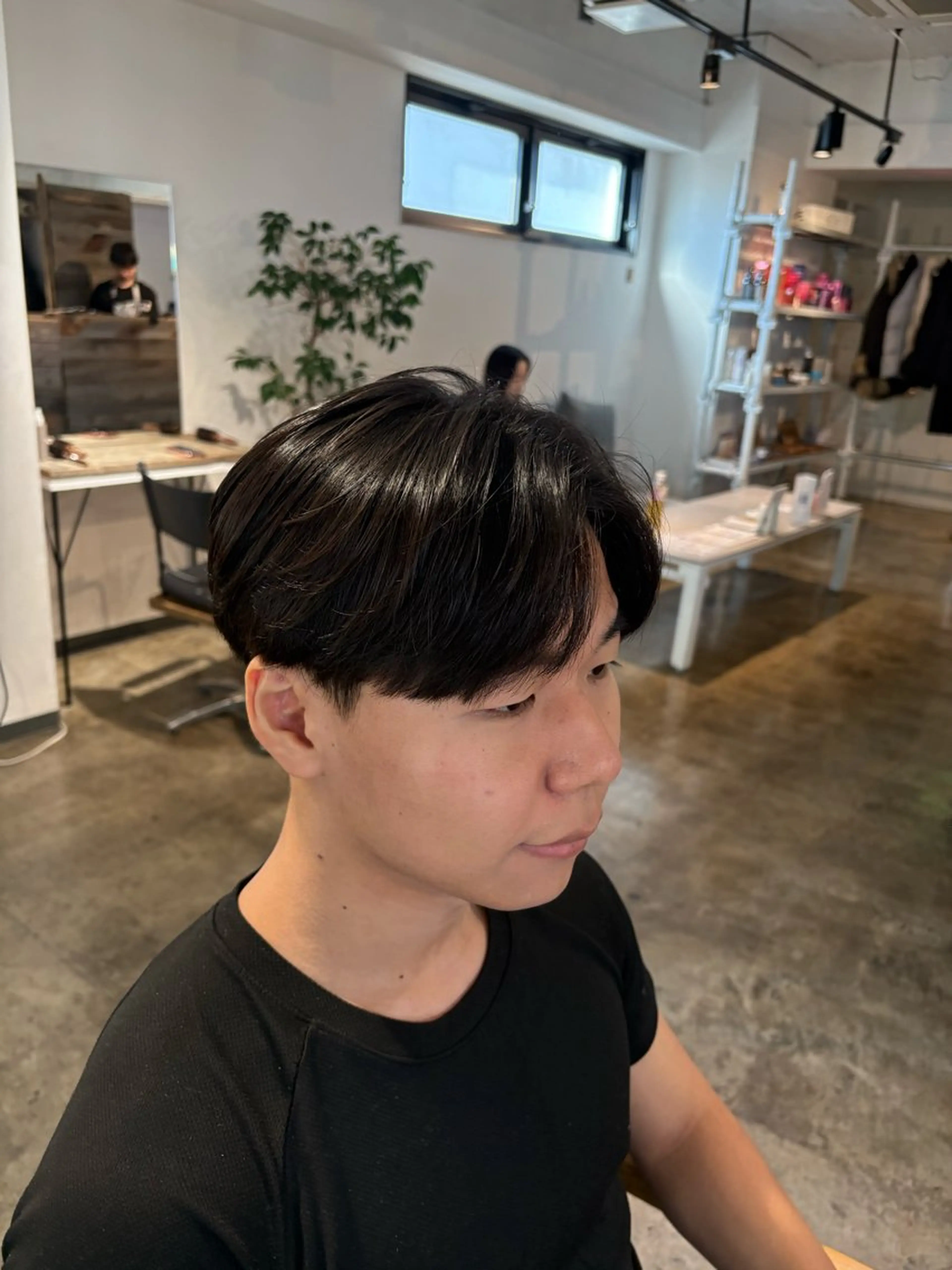 ショート パーマ メンズ センターパート ダウンパーマ フェザーパーマ カルマパーマ メンズ韓国風 カット パーマ フェザーパーマ癖毛 曲がる縮毛矯正森岡のヘアスタイル