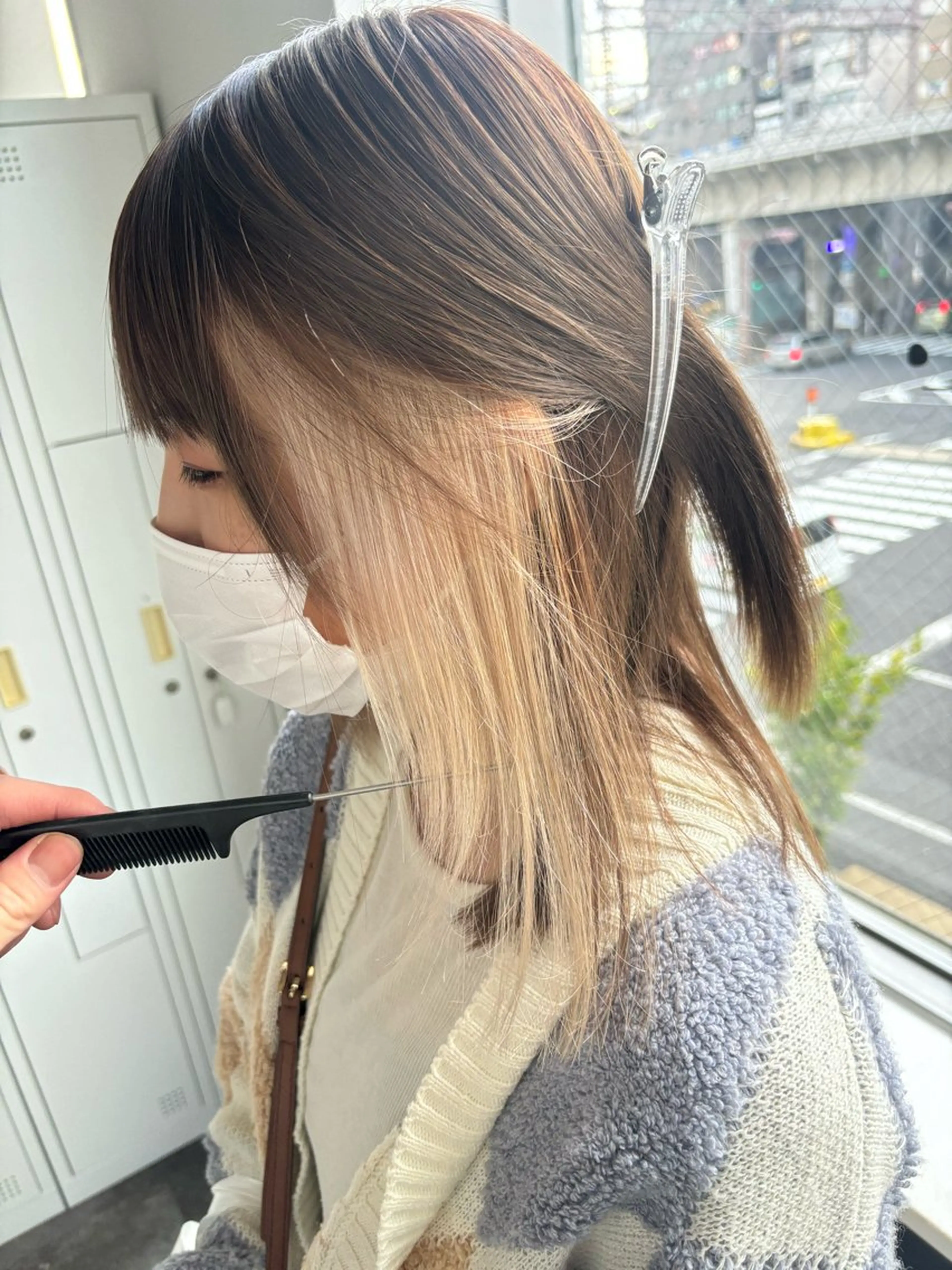 ミディアム カラー ベージュカラー イヤリングカラー ホワイトベージュ カット ヘアカラー 穐田 航のヘアスタイル