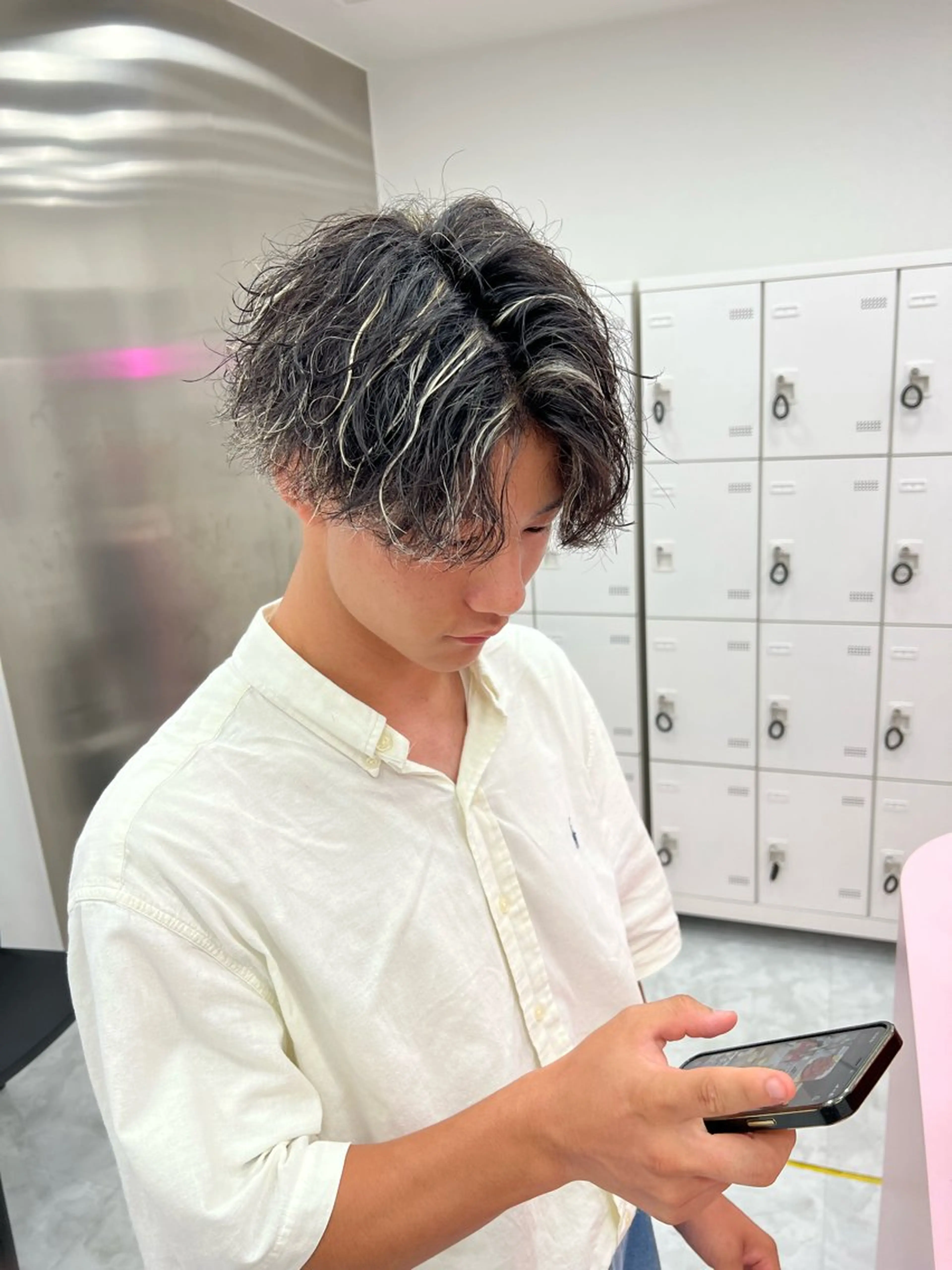 ミディアム カラー パーマ メンズ ミディアムパーマ センターパート メンズ韓国風 韓国マッシュ マッシュウルフ カット ヘアカラー パーマ トリートメント ヘッドスパ ヘアセット ✨メンズウルフ特化 美容師タイガ✨のヘアスタイル