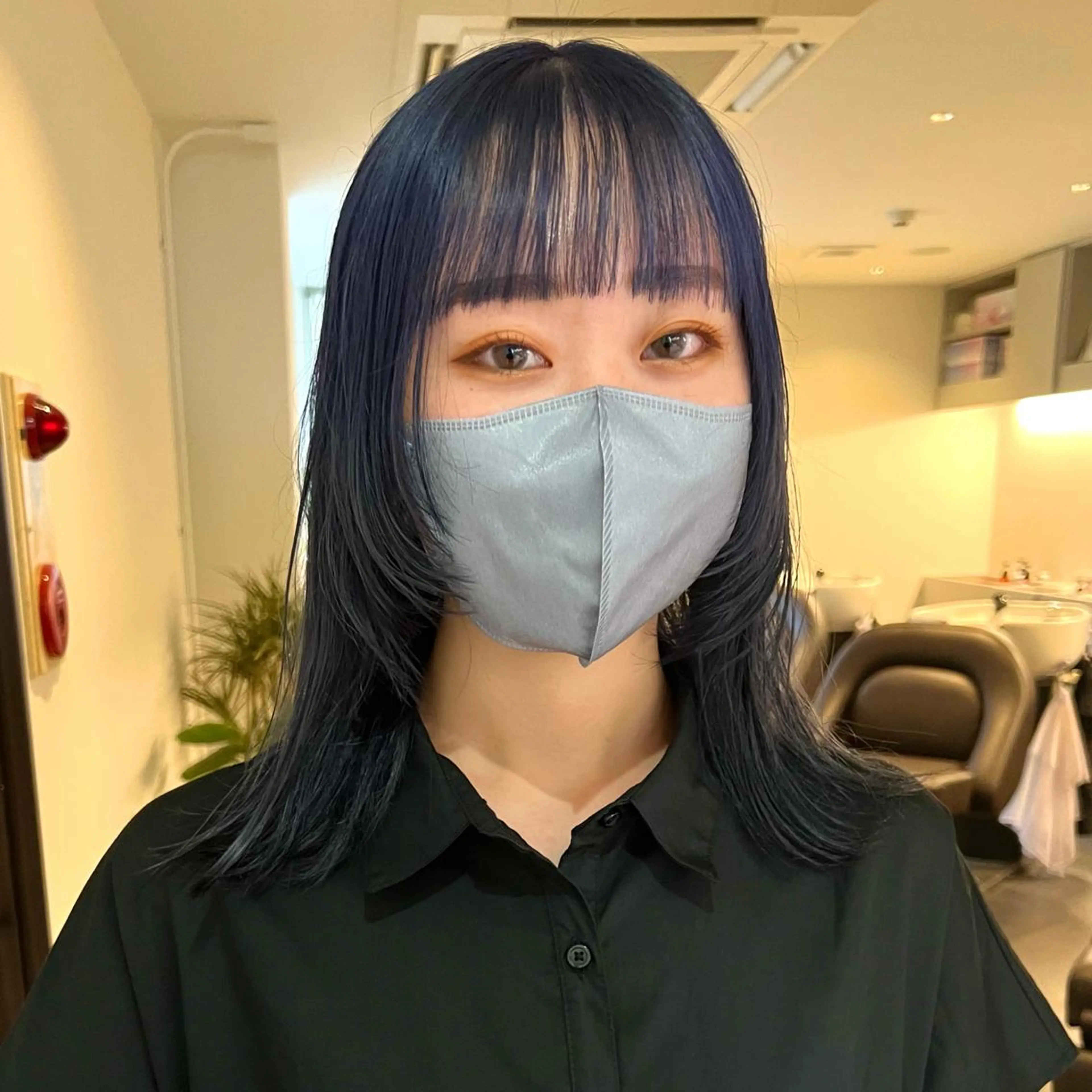 ミディアム カラー ブルーカラー ハイトーンカラー ネイビーカラー レイヤーカット ウルフカット RAIMA ハイトーン/ベージュのヘアスタイル