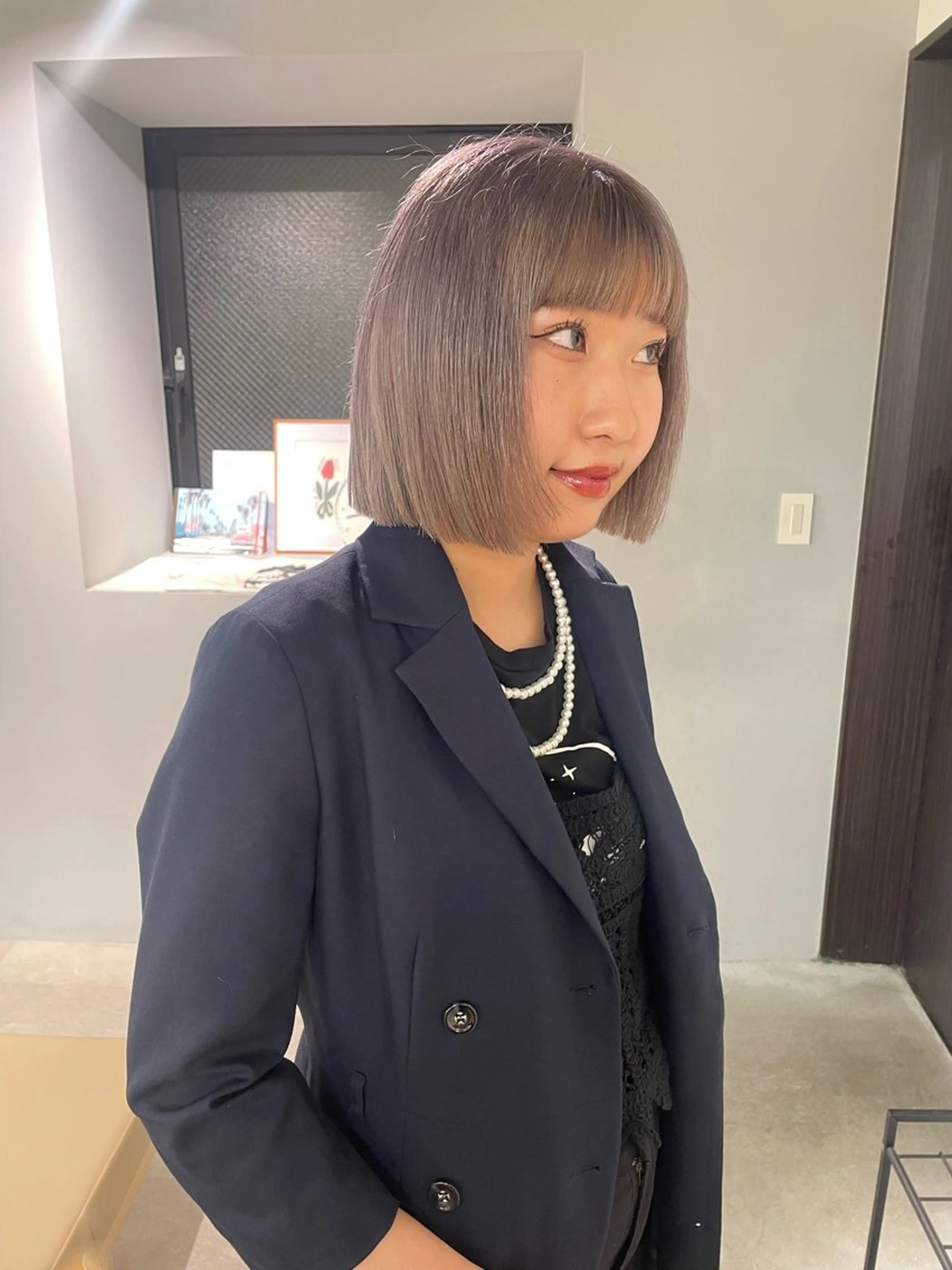 ショート カラー ボブレイヤー ベージュカラー ブリーチ ケアブリーチ ダブルカラー ヘアカラー トリートメント MIU/ルーツカラー ボブ/顔周りレイヤーのヘアスタイル