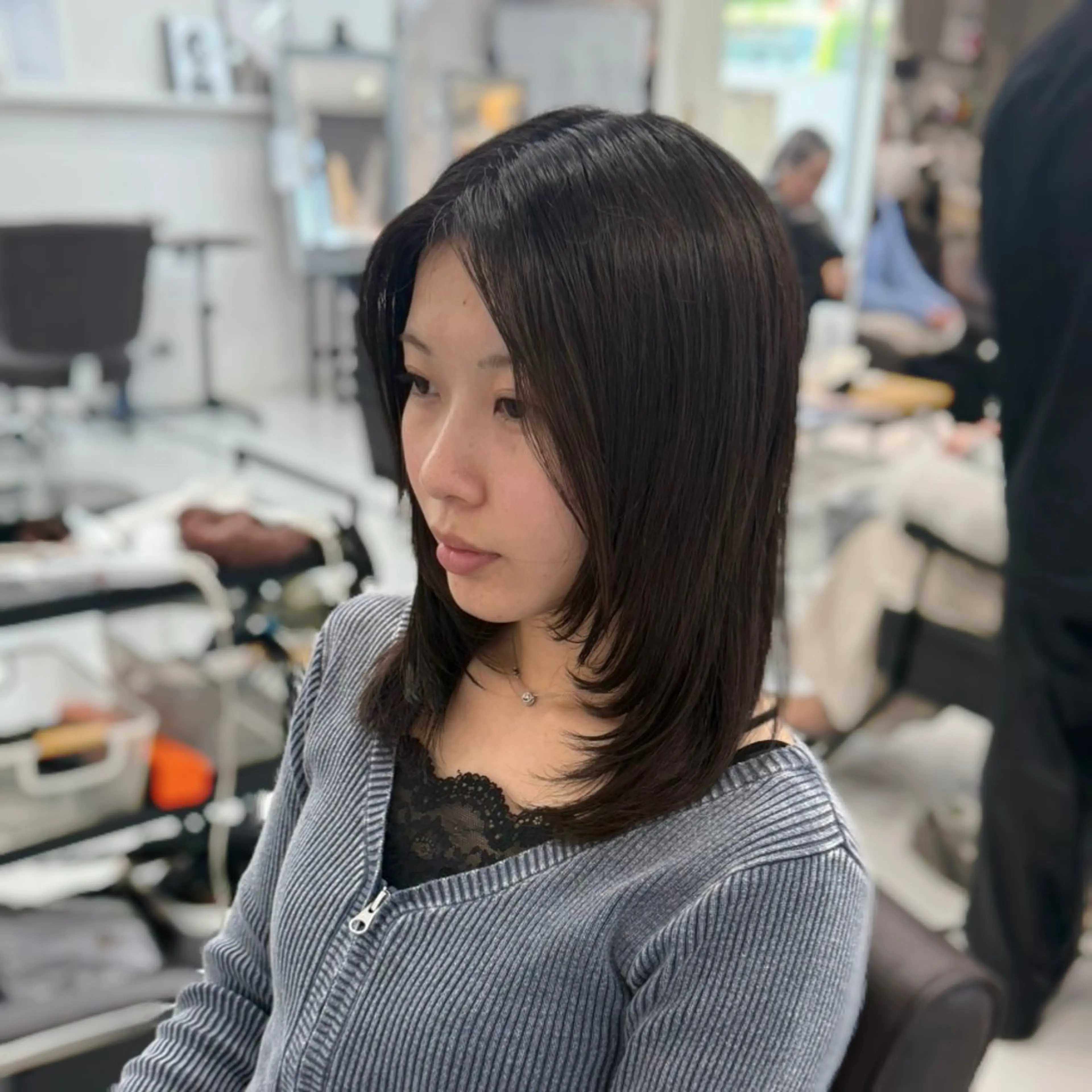 ミディアム カット 榎本 雪来 LEV.のヘアスタイル