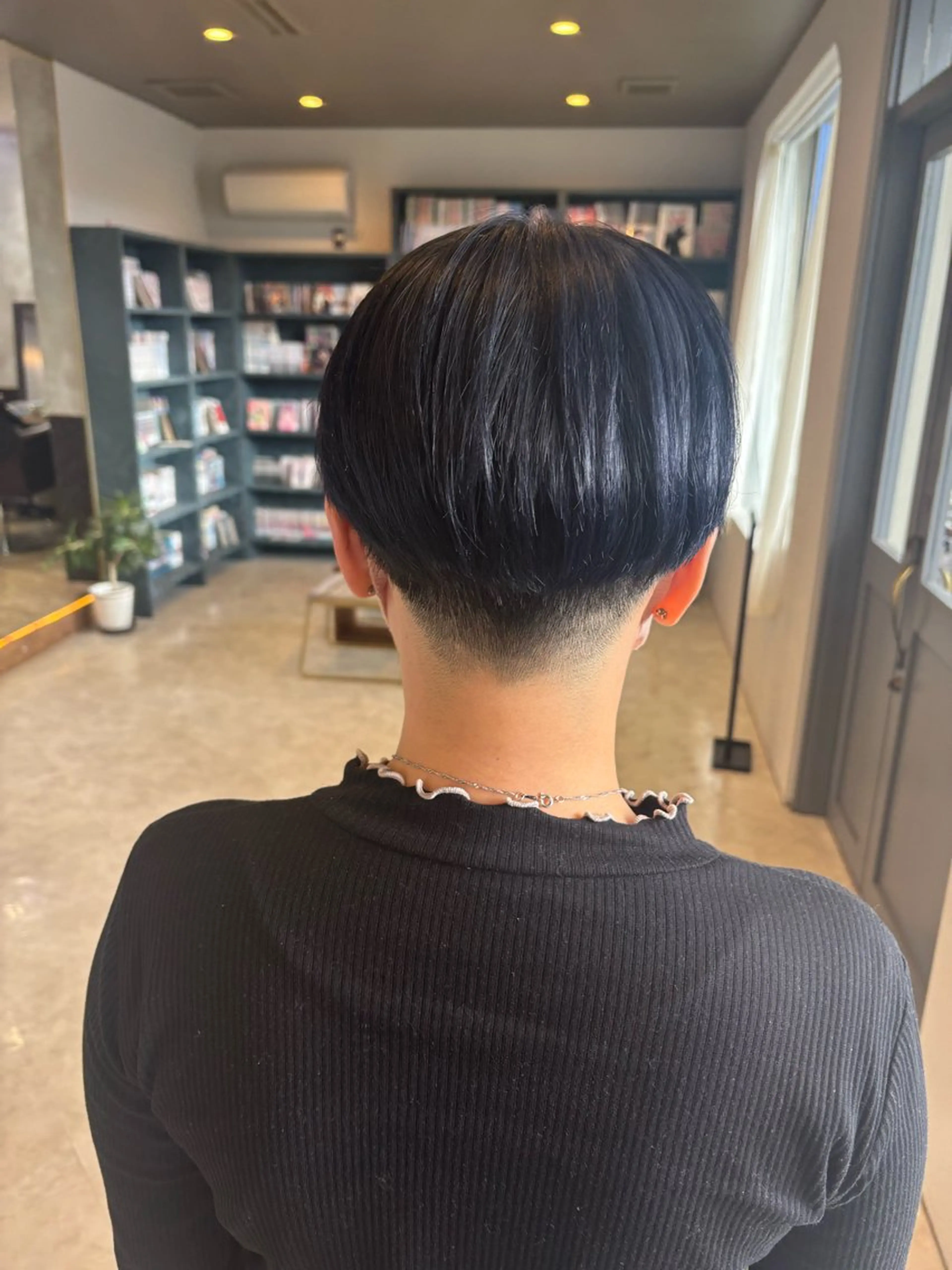 ショート カラー YOMU SUZUのヘアスタイル