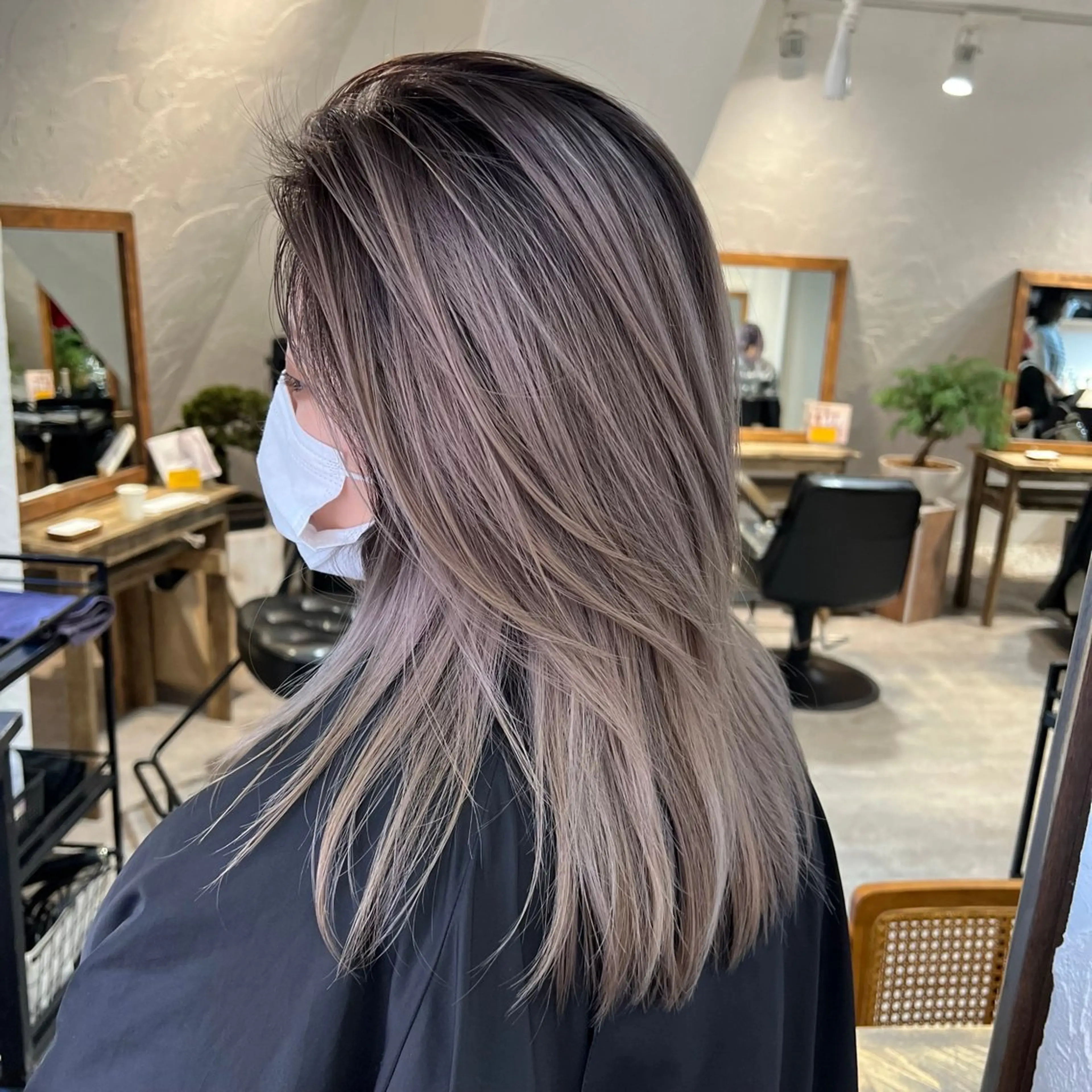 セミロング カラー 新宿デザインカット 👶RENAのヘアスタイル