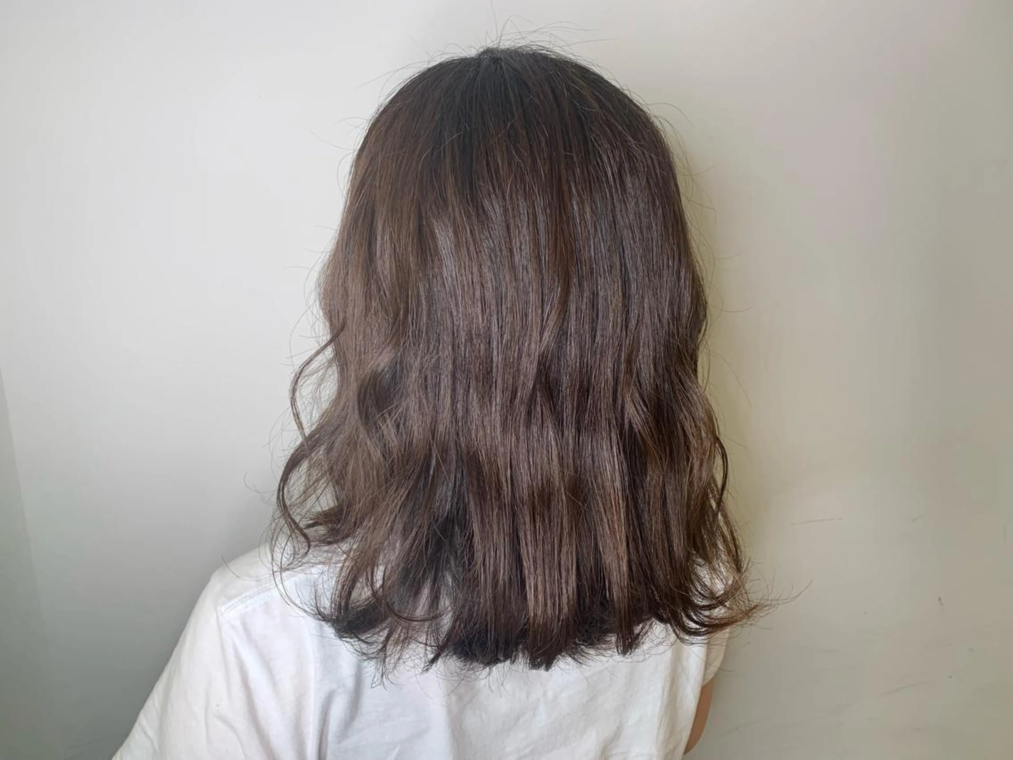 ミディアム カラー 小森 衣純のヘアスタイル