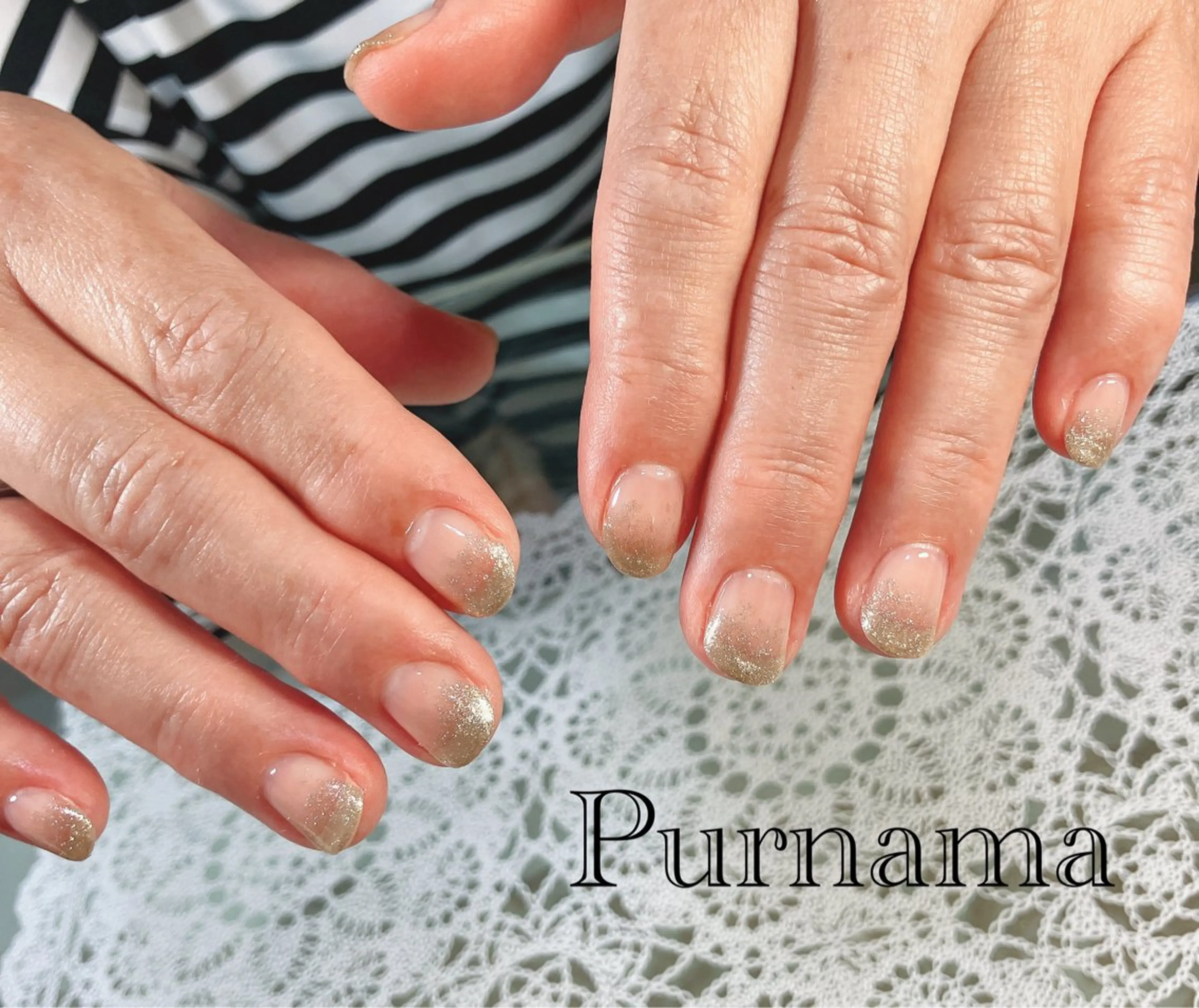 ネイル ジェルネイル ゴールド ラメ(グリッター) シンプルネイル Purnama(ﾌﾟﾙﾅﾓ)所属・Purnama あきのネイルデザイン