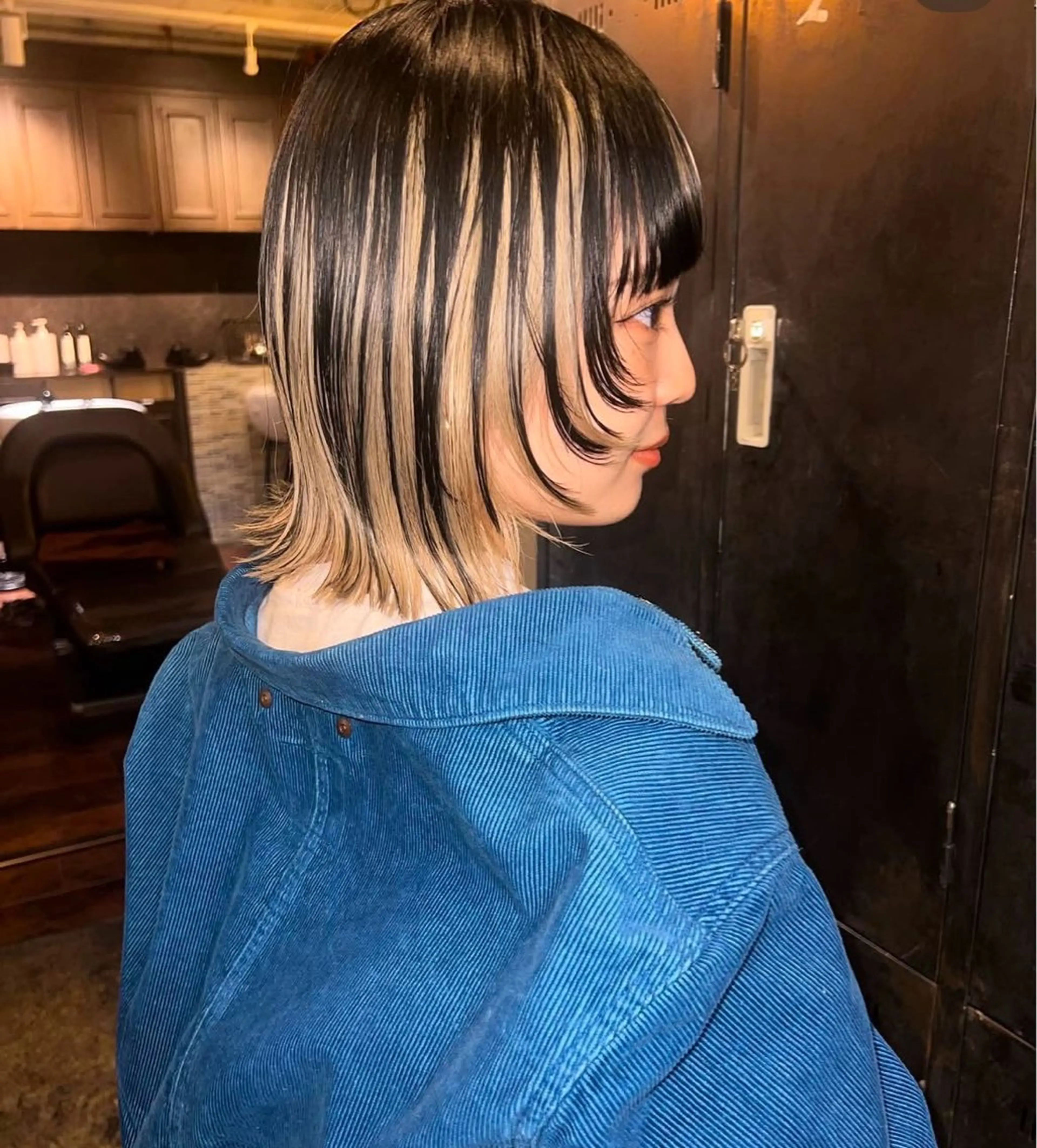 ミディアム レイヤーカット ハイトーン/デザイン honokaのヘアスタイル