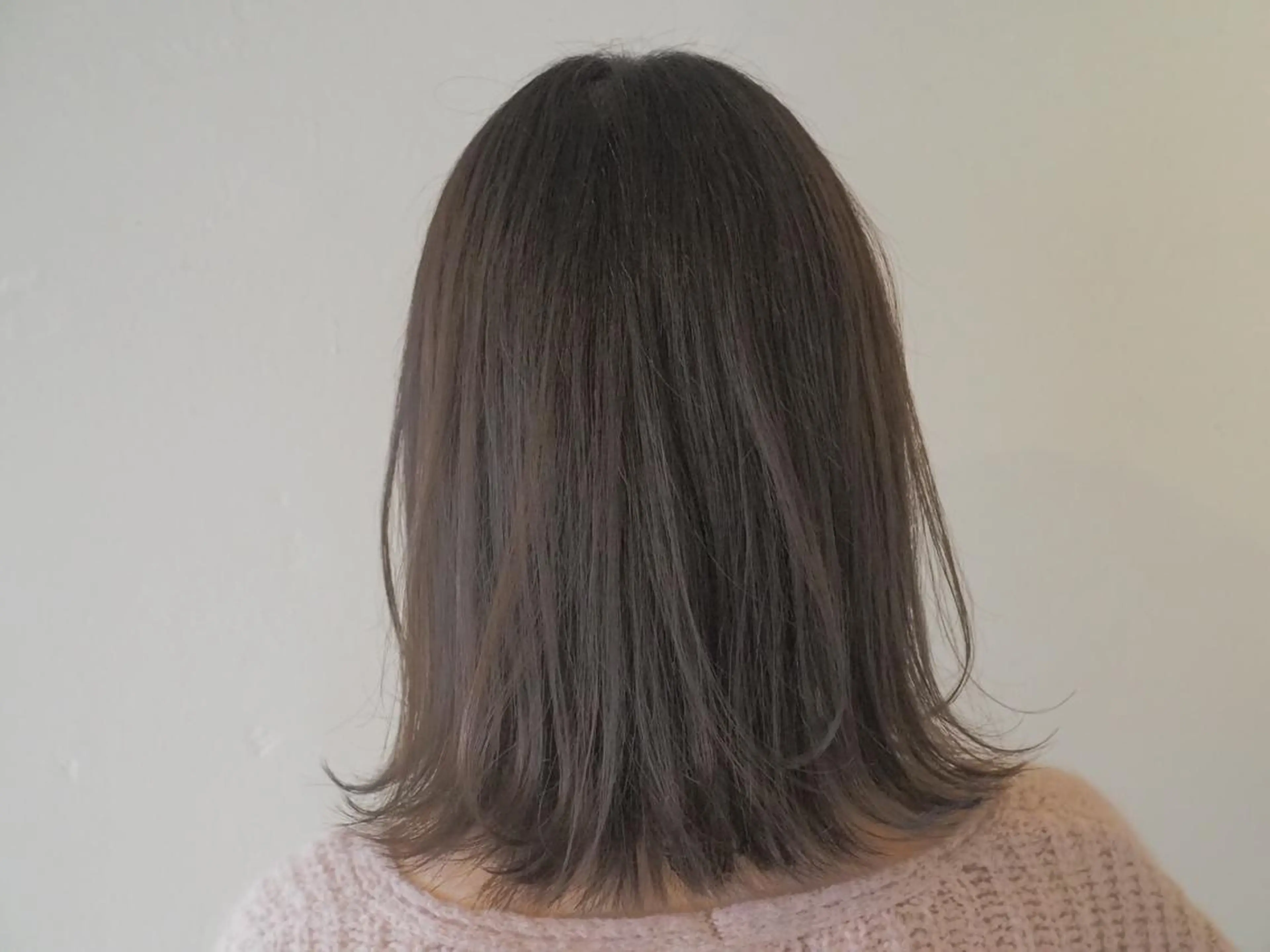 ミディアム カラー パーマ ヘアアレンジ グレージュ 外ハネヘア メンズハイトーン メンズバレイヤージュのヘアスタイル