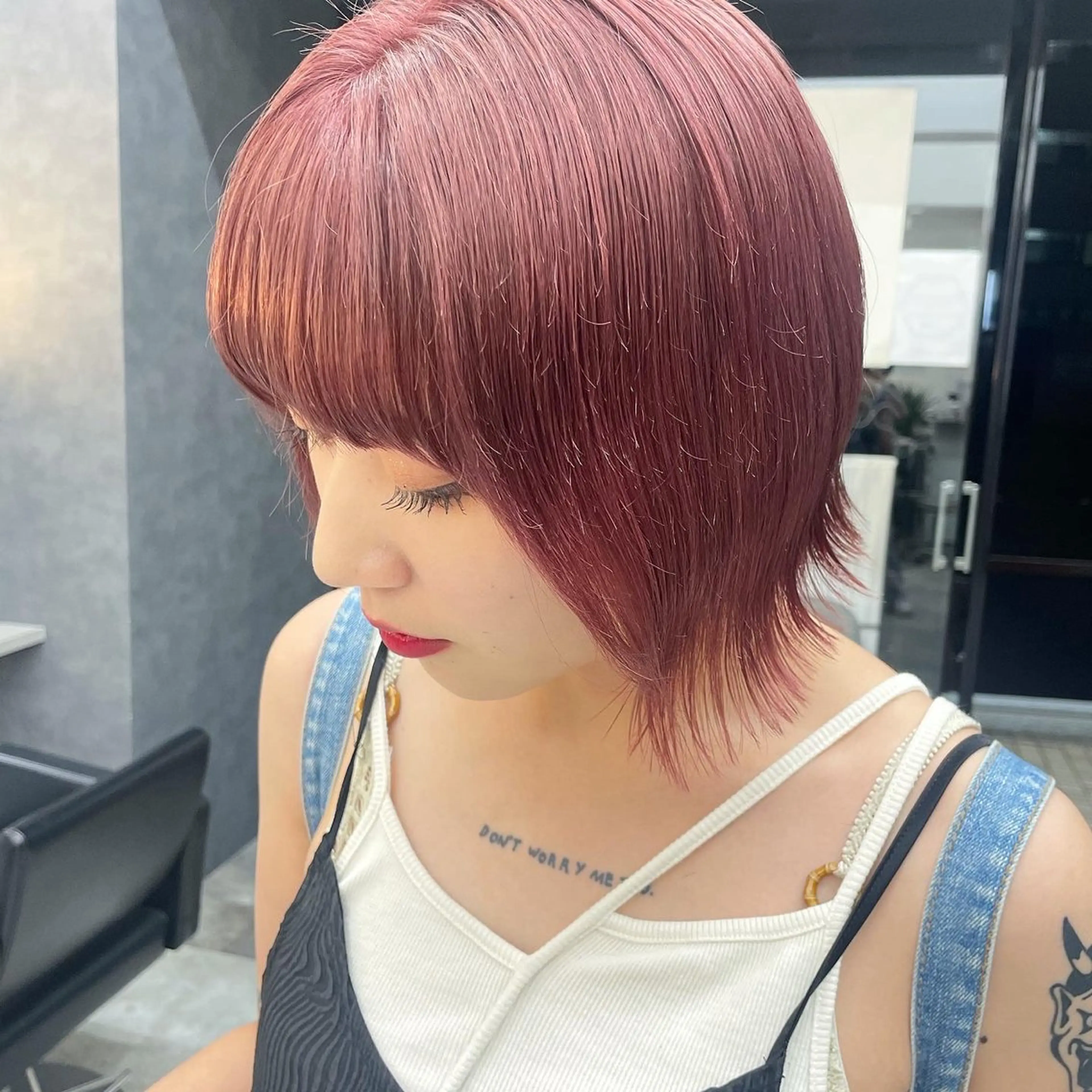 ショート カラー ヘアアレンジ ブリーチ ヘアカラー トリートメント mika｜寒色カラー ｜ブリーチカラーのヘアスタイル