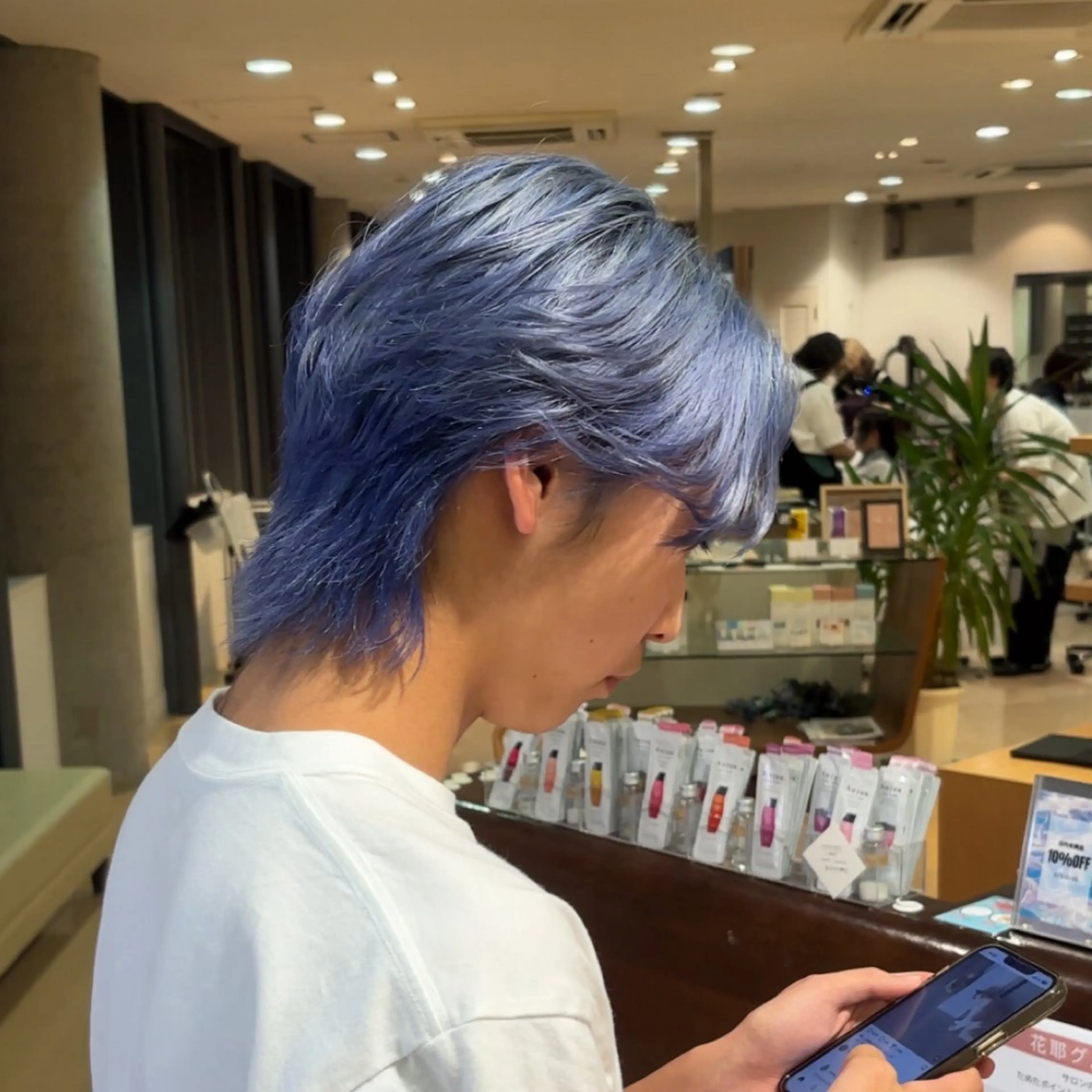 ショート カラー aura所属・波巻きパーマ✨️ ケアブリーチカラーのヘアスタイル