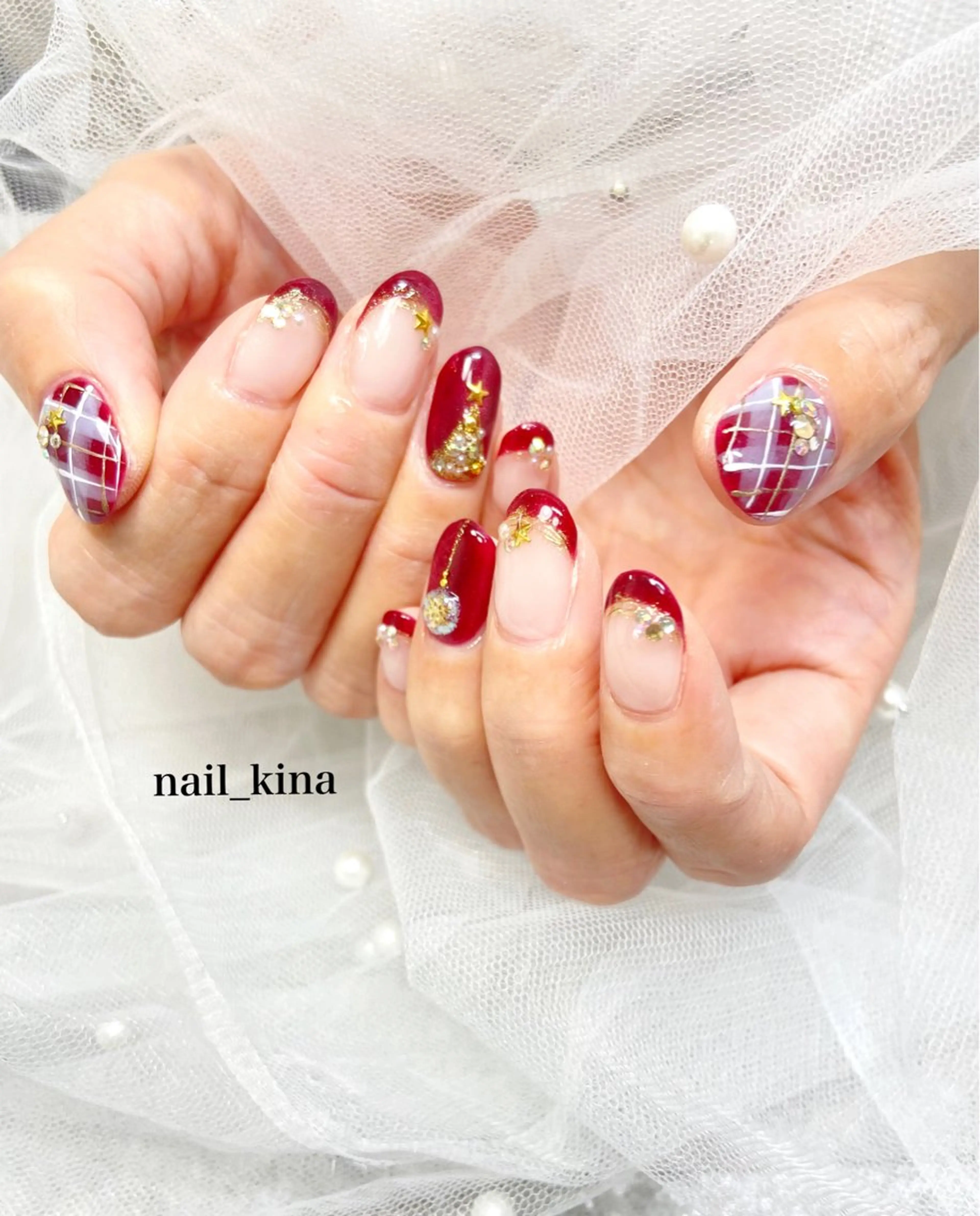 ネイル マグネットネイル 赤色 冬ネイル クリスマス ハンドネイル nail_ kinaのネイルデザイン