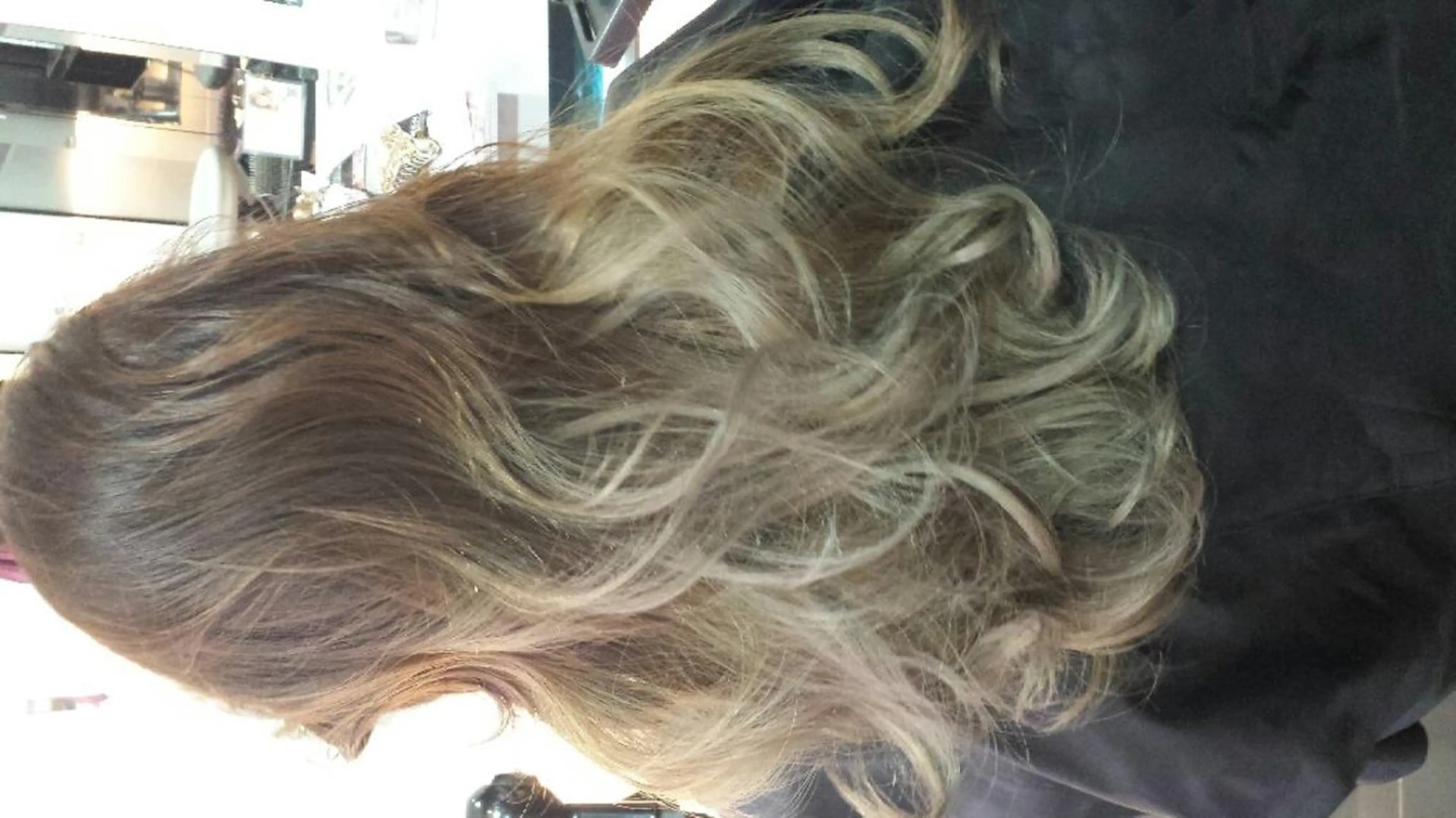 カラー ロング バレイヤージュ ブリーチ グラデーションカラー グレージュ レイヤーカット 大久保 隆蔵のヘアスタイル