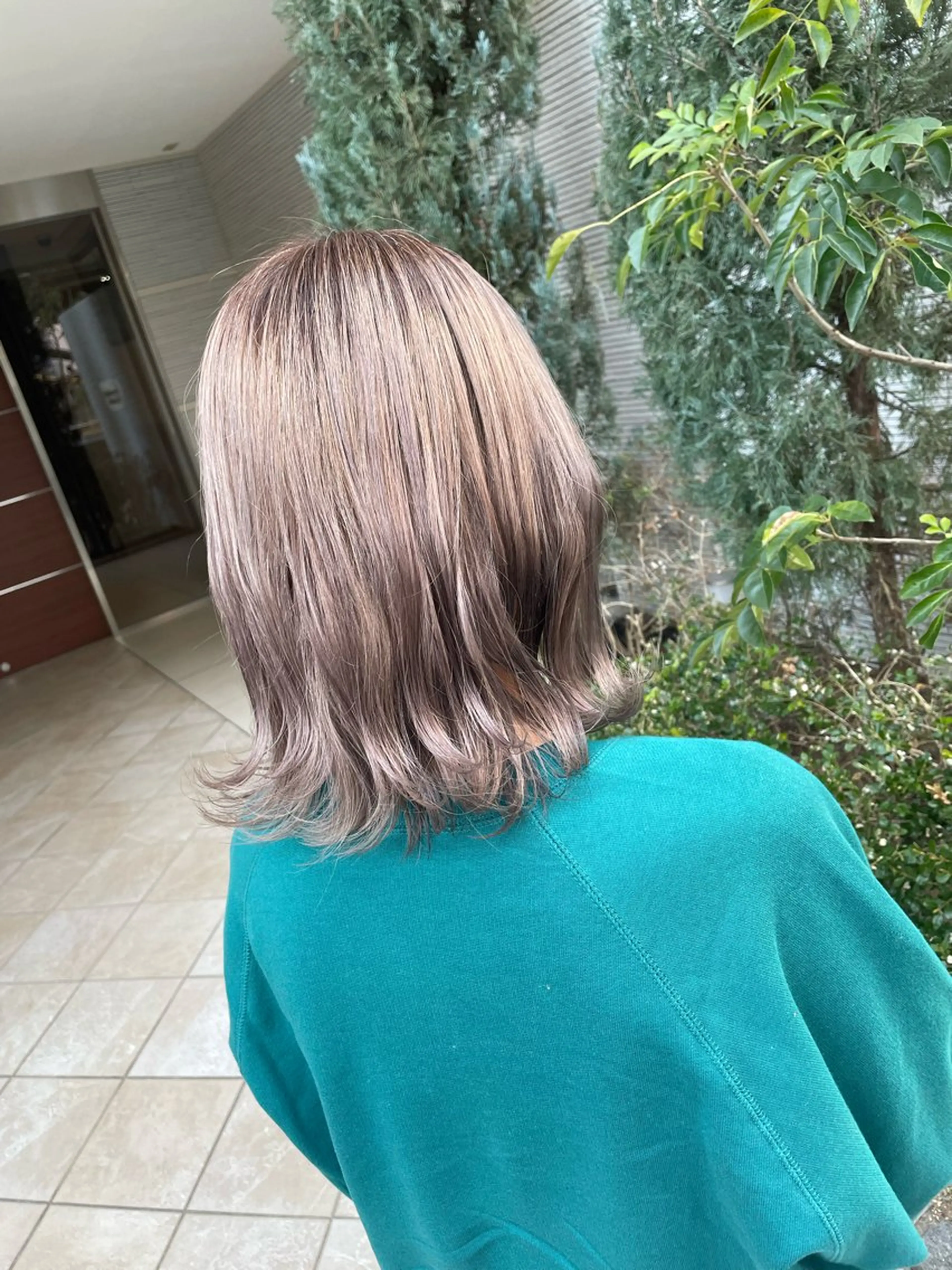 ミディアム カラー 生尾 虹水のヘアスタイル