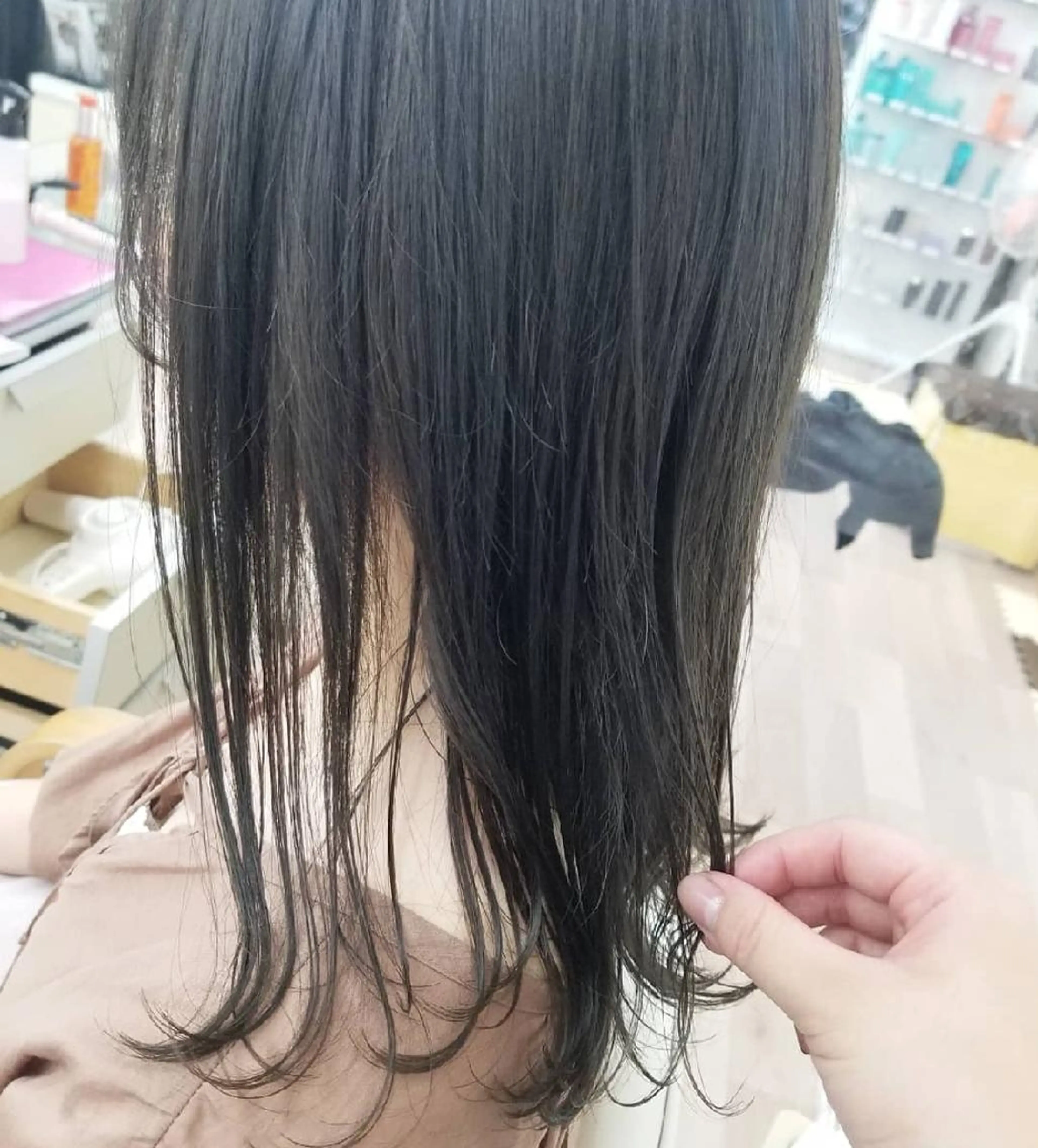 セミロング カラー アッシュ オリーブアッシュ カット ヘアカラー トリートメント 関口 友菜のヘアスタイル