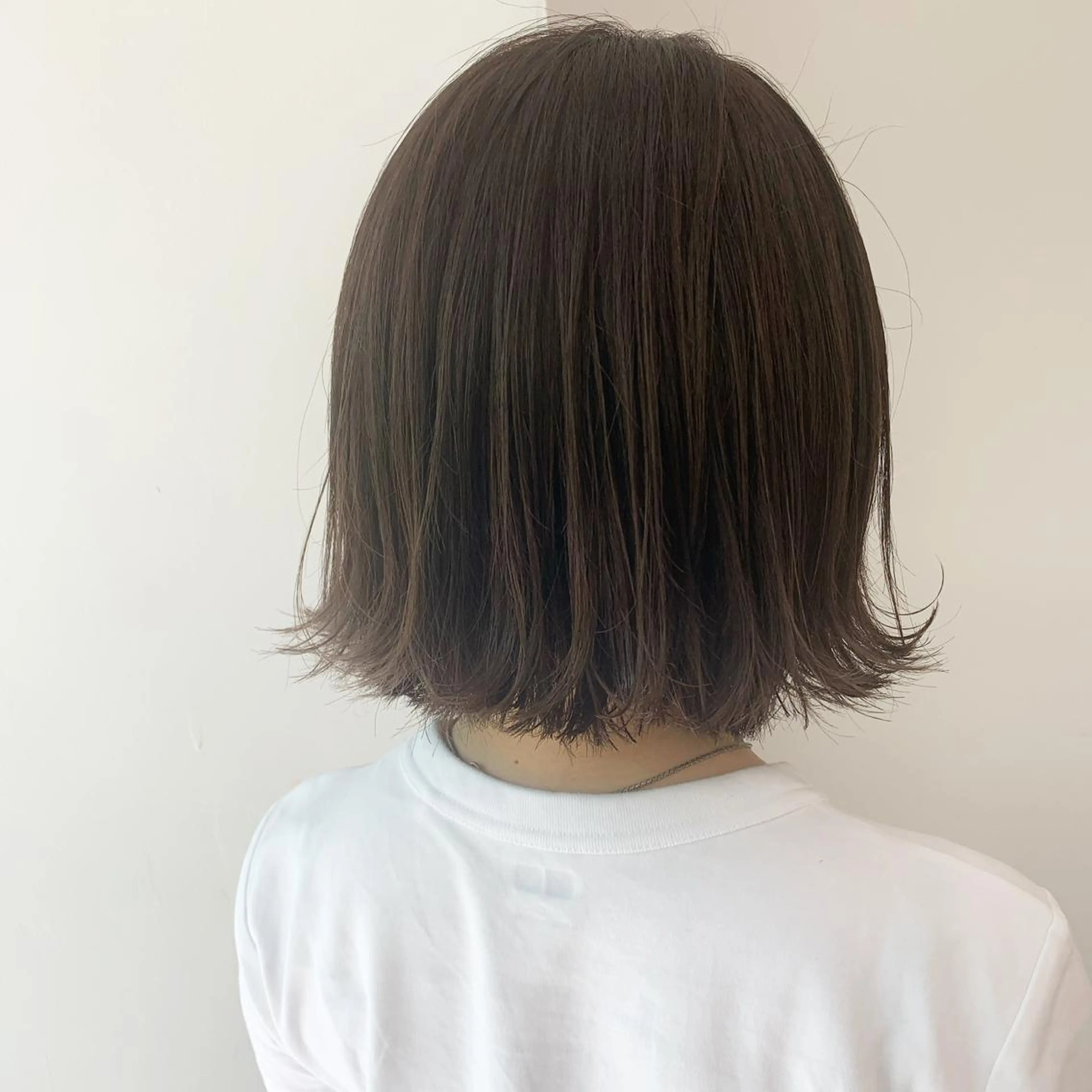 ショート カラー アッシュ アッシュグレー ボブ ヘアカラー トリートメント chama レイヤーカットのヘアスタイル
