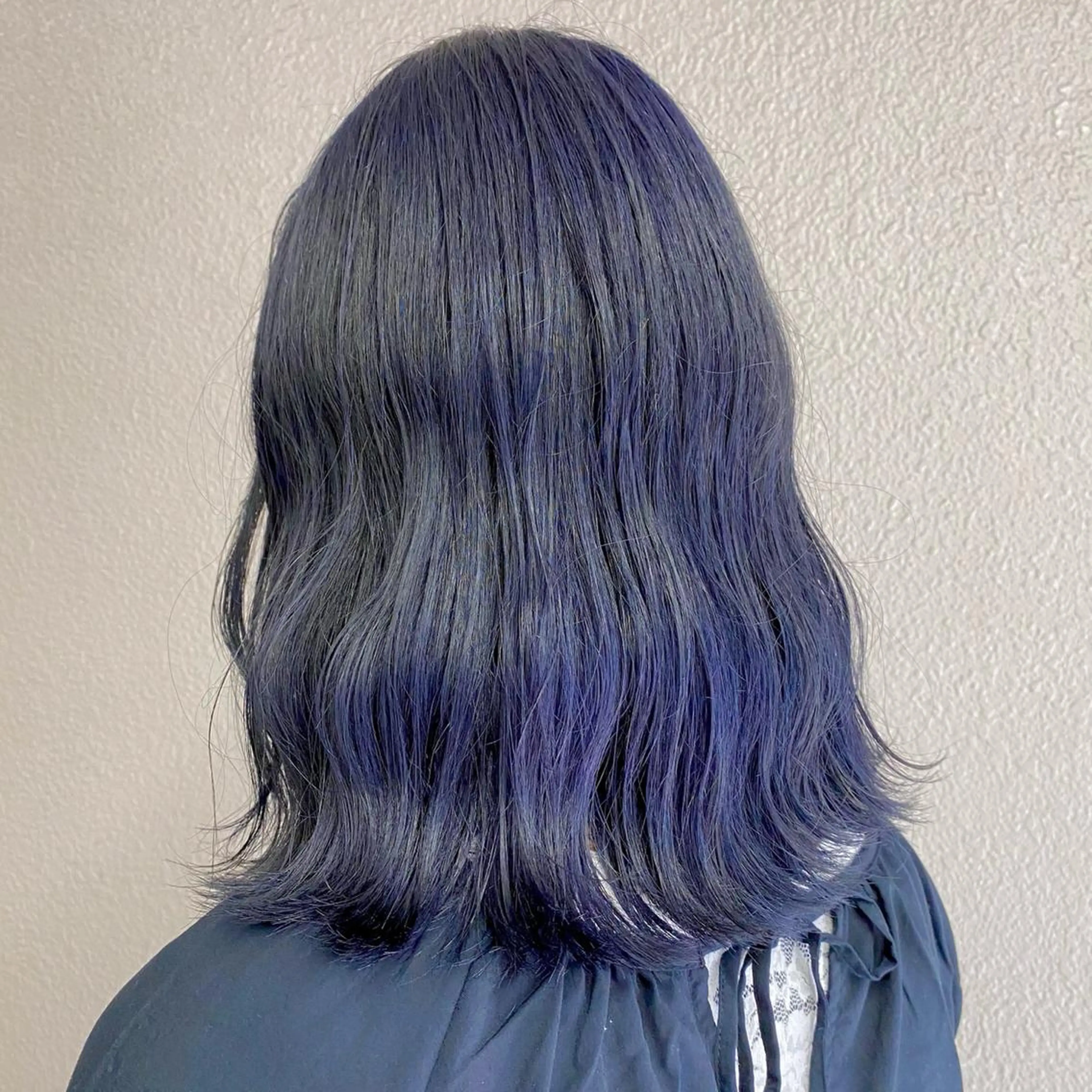 セミロング カラー ブリーチ ブルーカラー ブルージュ ブリーチなしカラー レイヤーカットのヘアスタイル