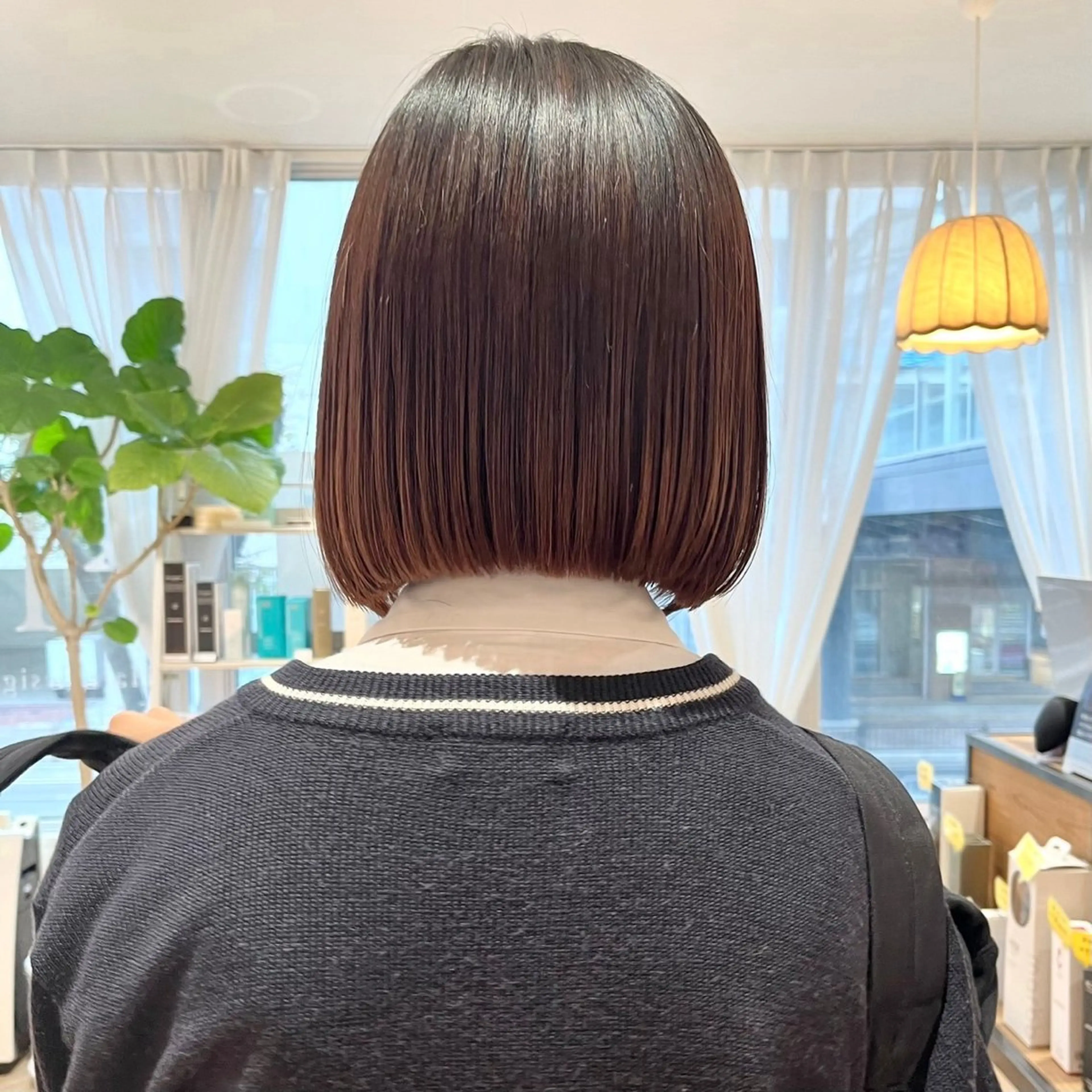 ショート ボブ SLASHスラッシュ 小西結奈のヘアスタイル