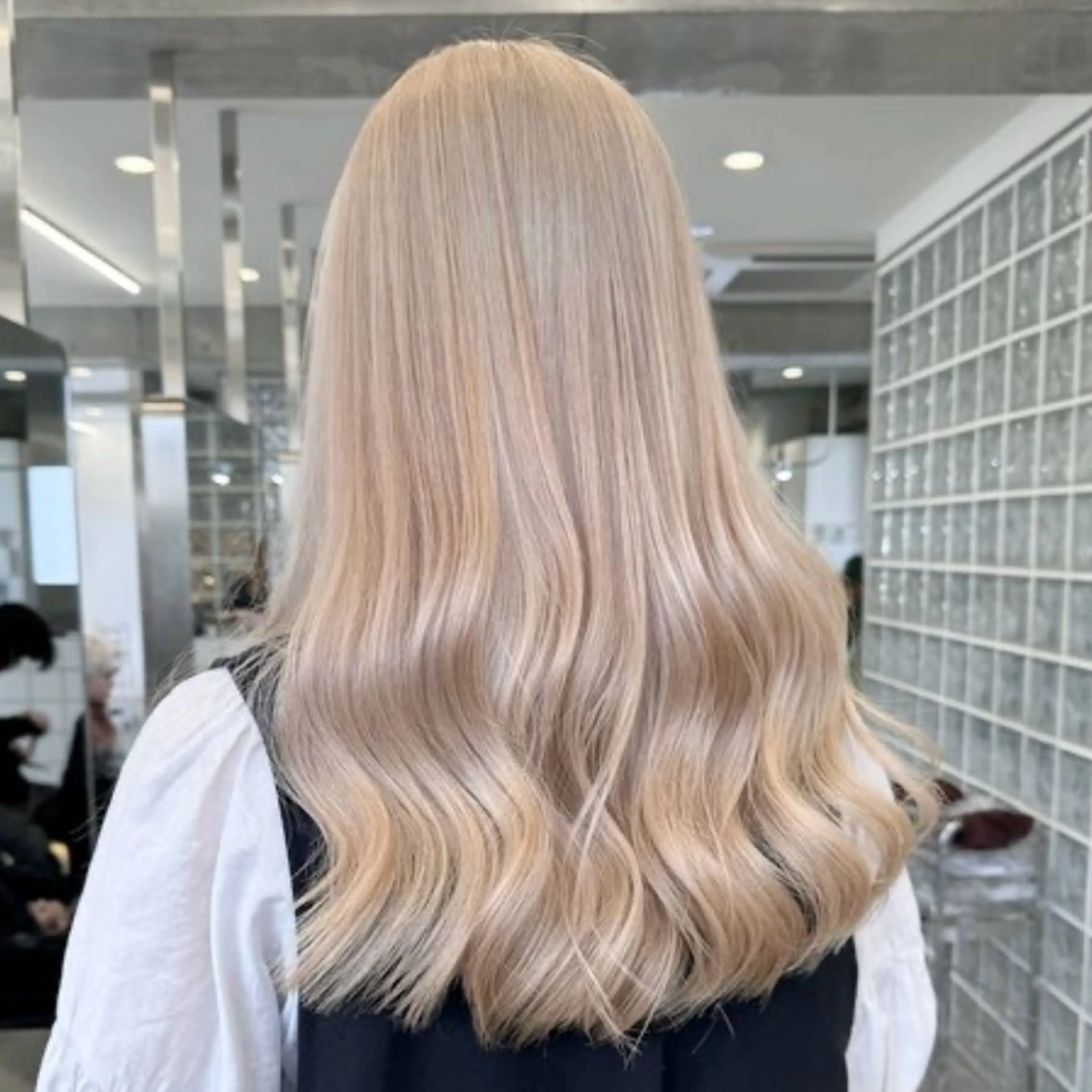 ロング カラー ベージュカラー ブリーチ ミルクティーベージュ ヘアカラー トリートメント cinq PROJECT所属・ミルクティーベージュ 🐱【Ryo】のヘアスタイル