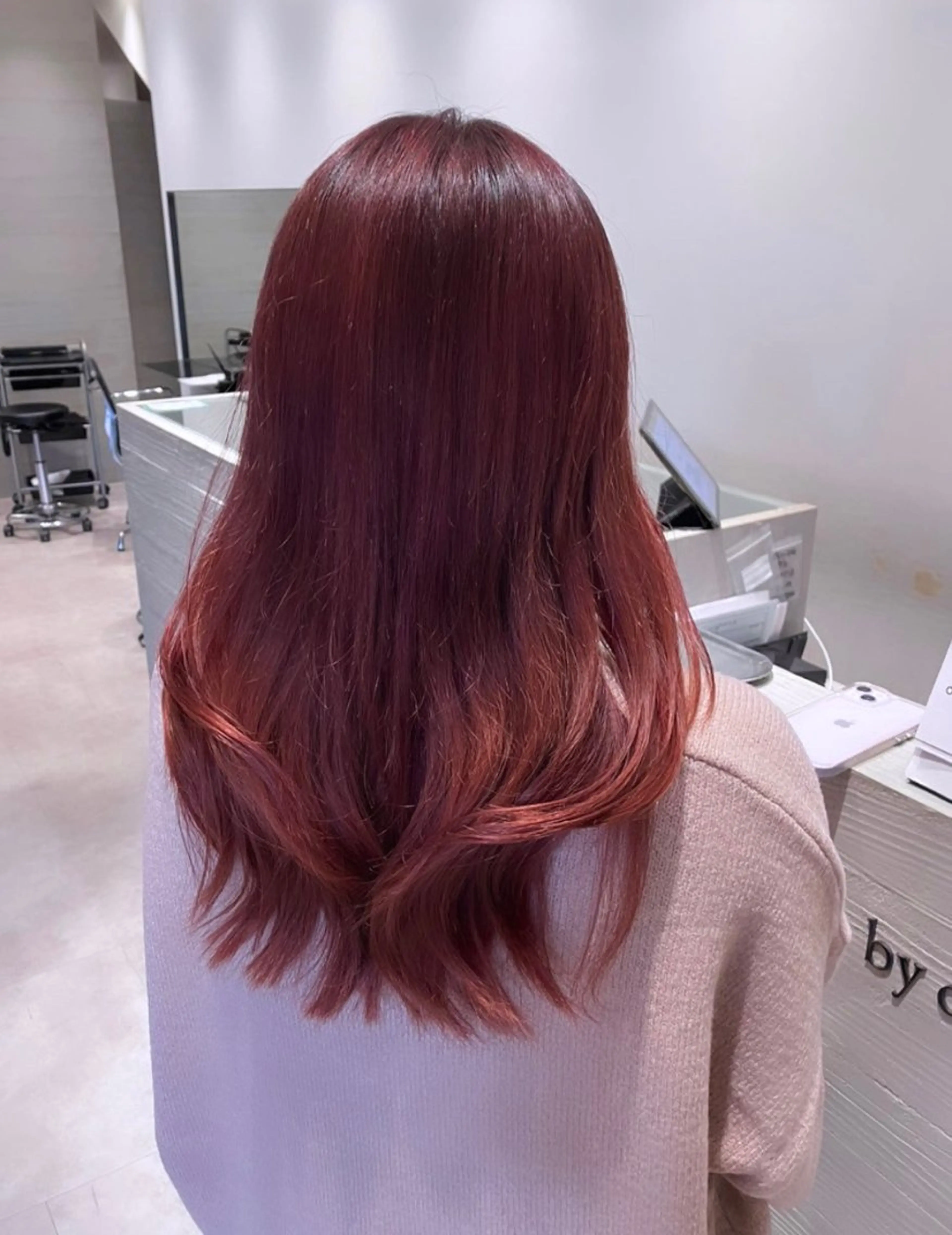 セミロング カラー ブリーチ ピンクカラー レッドカラー サキ🤍ハイトーン 🩰くびれ巻きヘアのヘアスタイル
