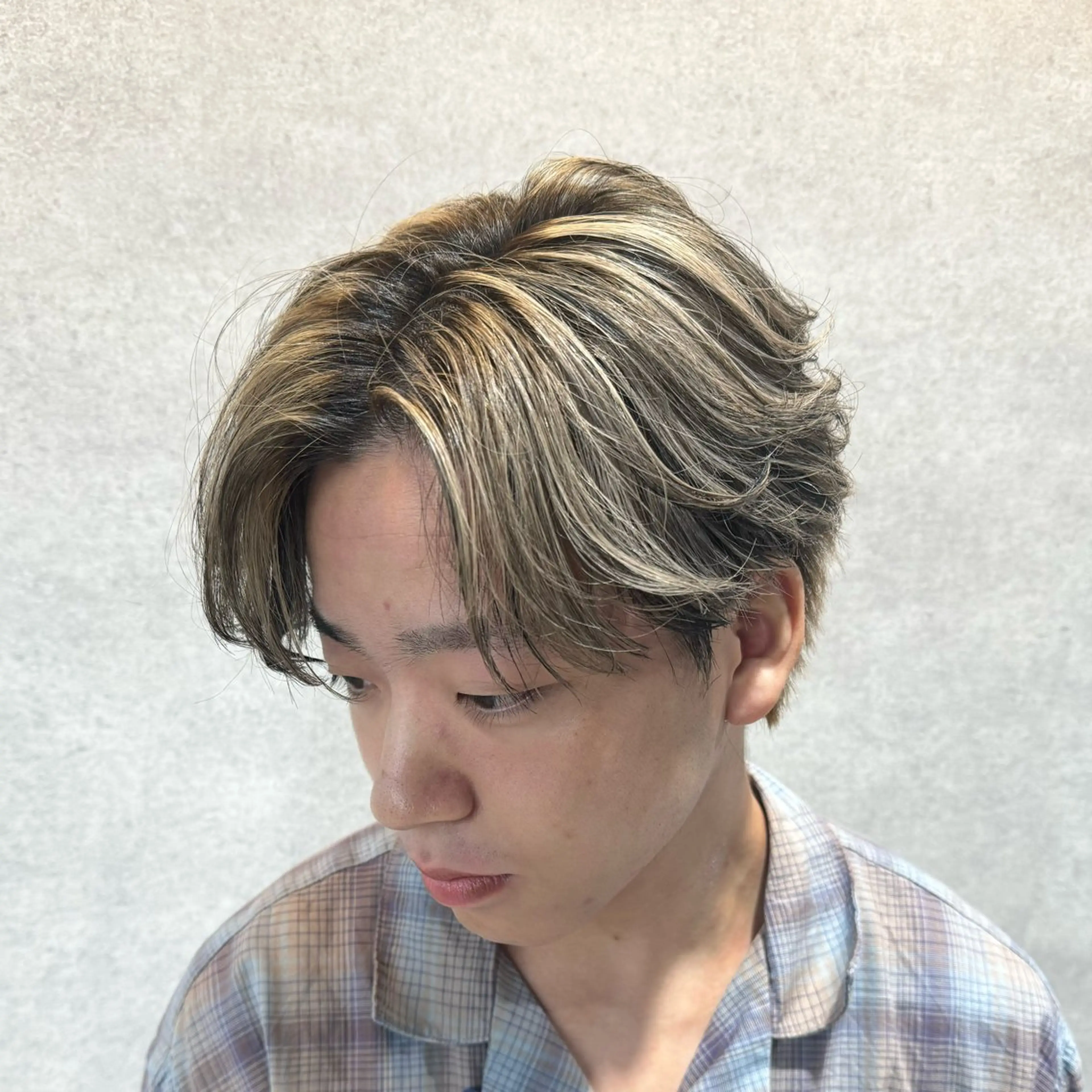 ショート カラー パーマ ヘアアレンジ メンズ センターパート メンズハイライト メンズメッシュ マッシュ メンズパーマ カット ヘアカラー パーマ トリートメント ヘッドスパ ヘアセット メンズに優しい🔥メ ンズ特化/BLUCKのヘアスタイル