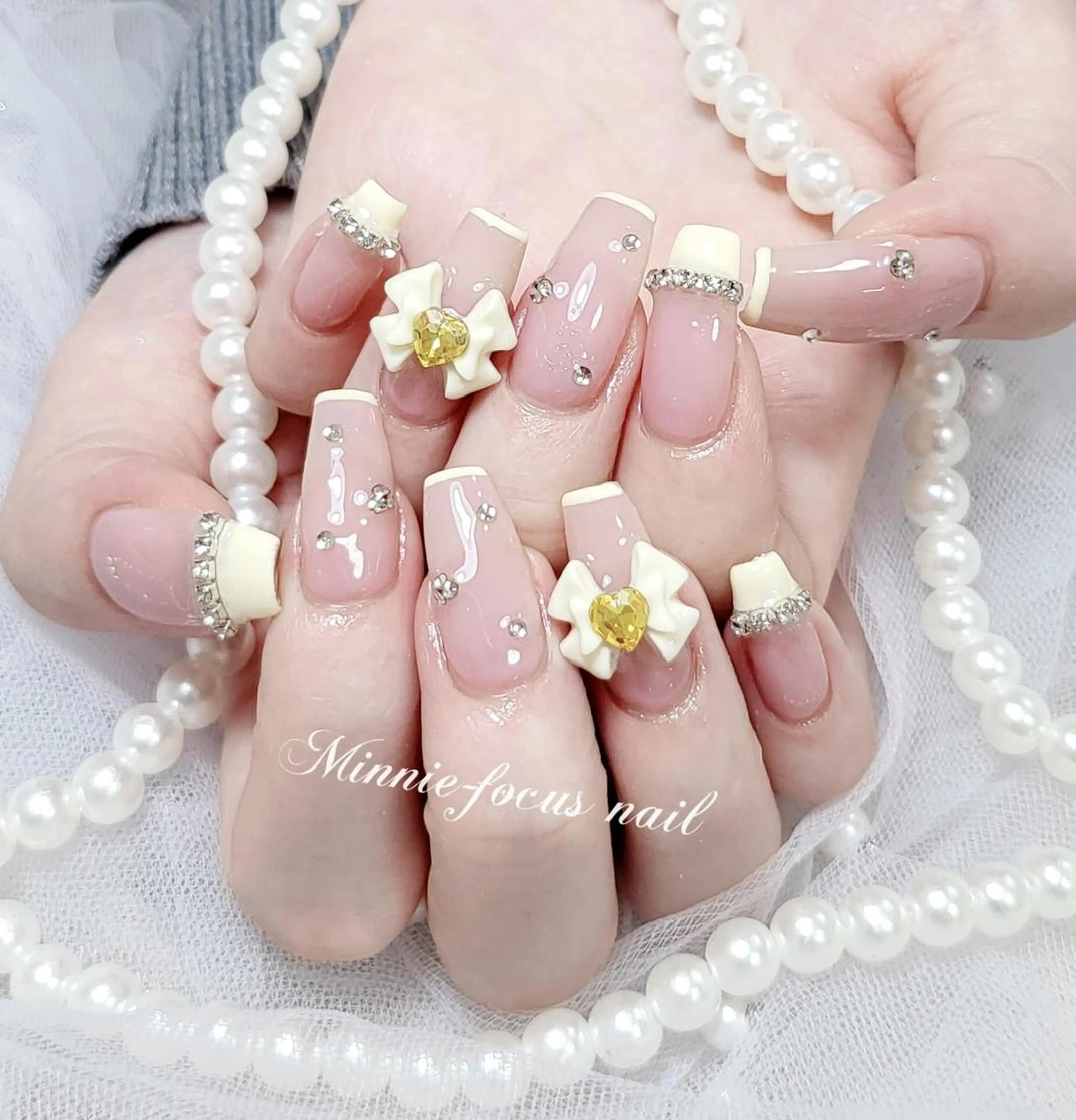 ネイル ゴージャス キラキラネイル 韓国ネイル リボン ワンホンネイル ハンドネイル 🧸Lydia nail✨のネイルデザイン