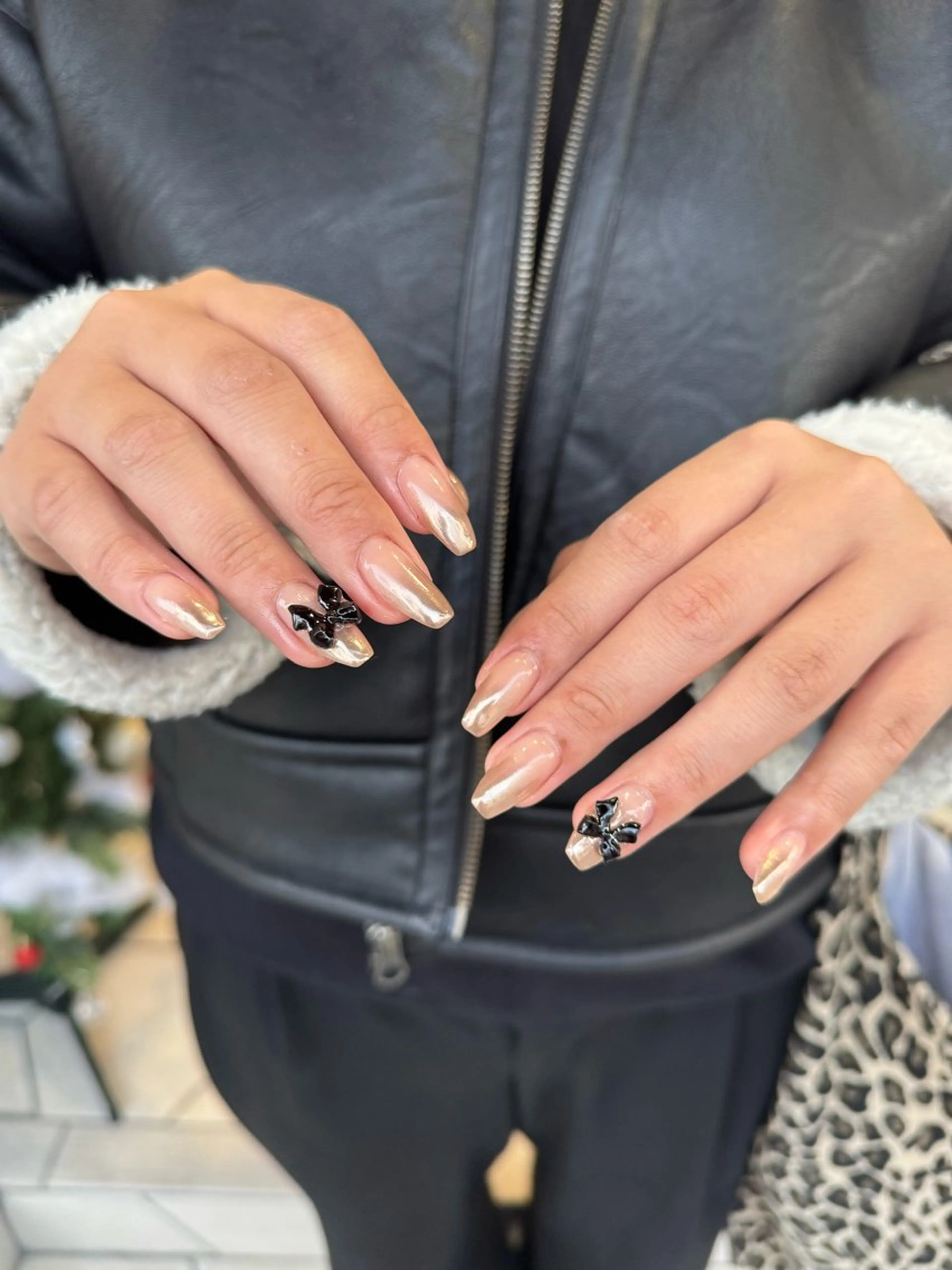 ネイル グラデーション ミラーネイル リボン Rommy Arisaのネイルデザイン