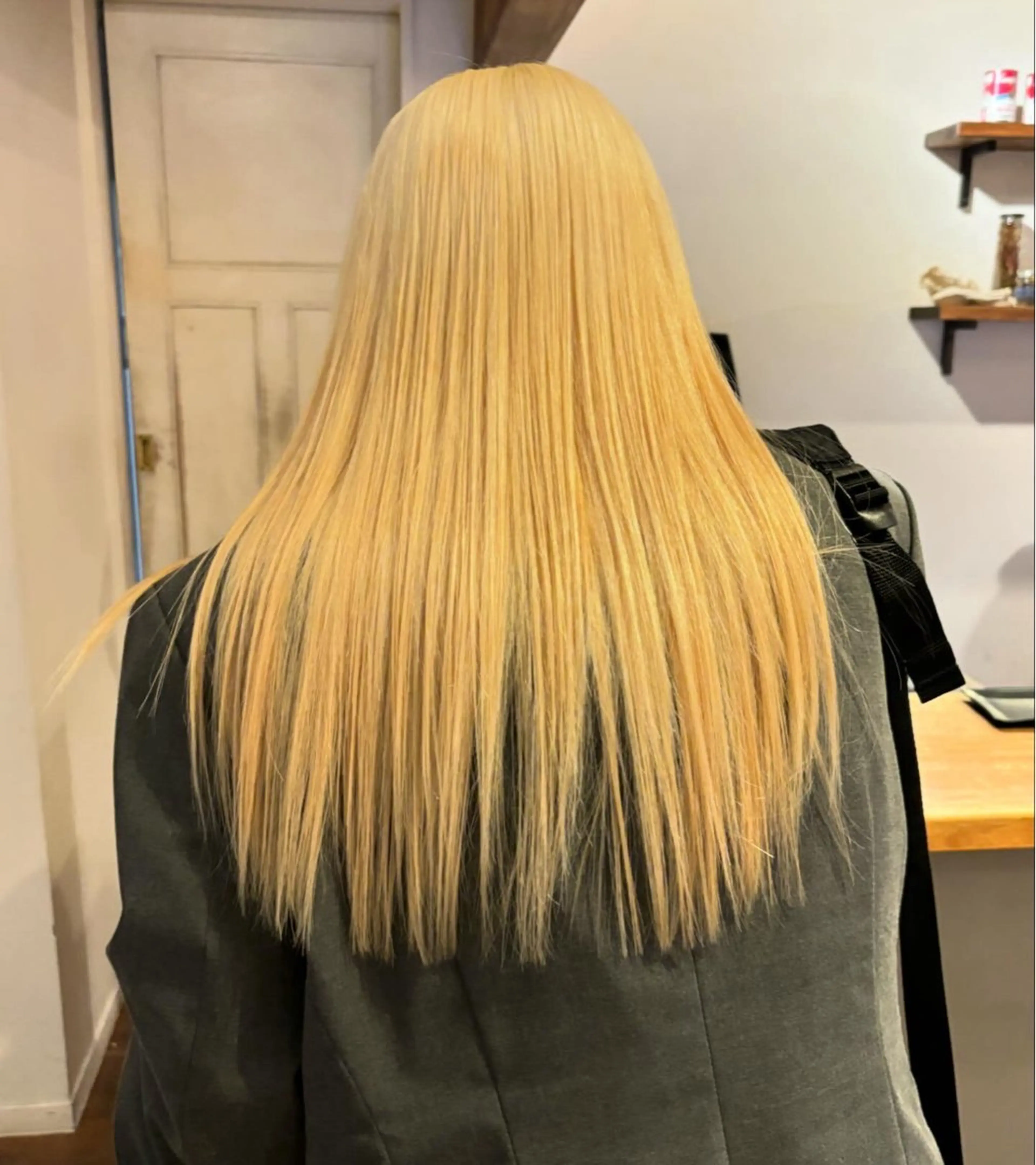 ロング カラー 抜きっぱなしブロンド ヘアカラー ファッションに 溶け込むstyleのヘアスタイル