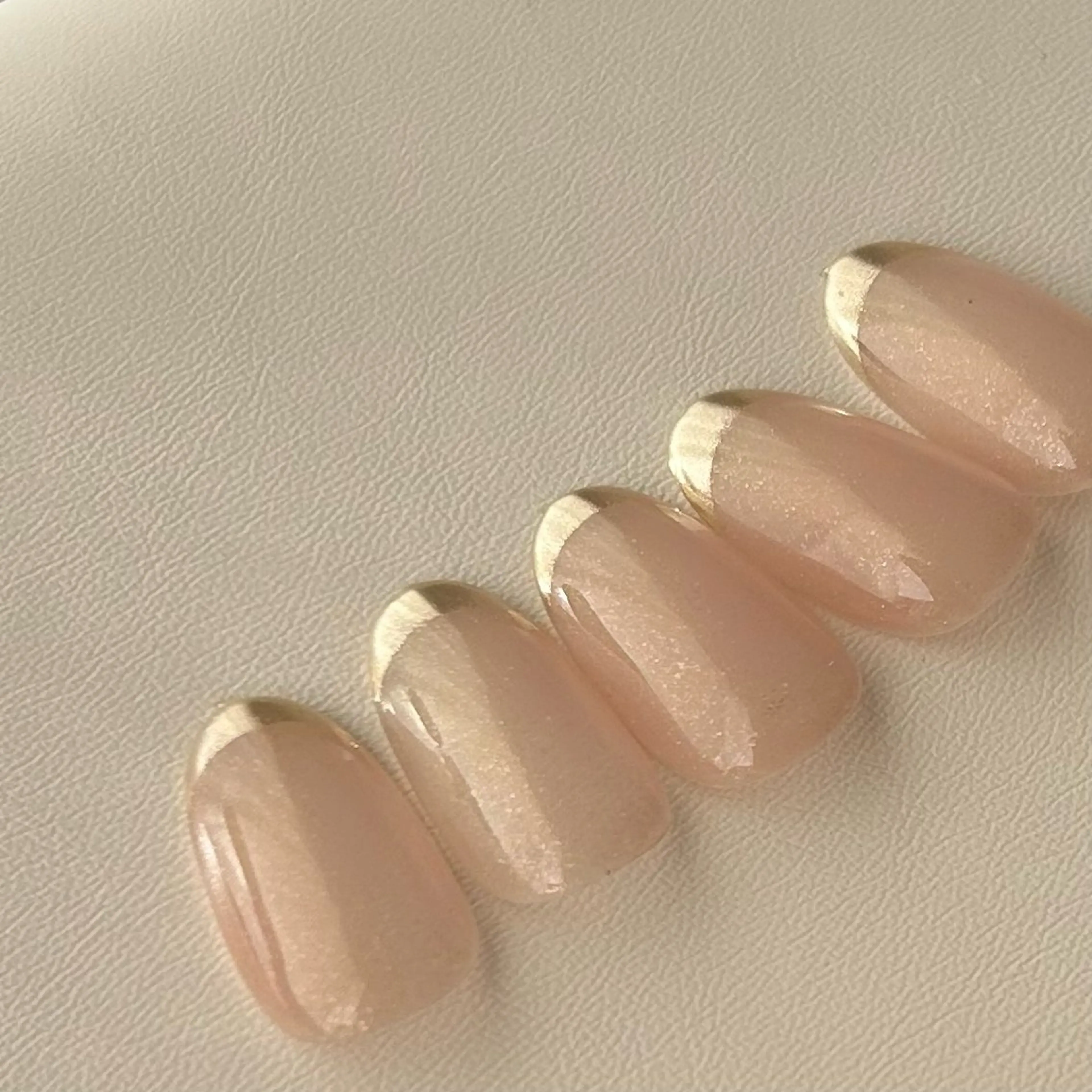 ネイル オーロラネイル ジェルネイル キラキラネイル ニュアンスネイル オフィスネイル 𓂃toi. 儚げnuanceのネイルデザイン