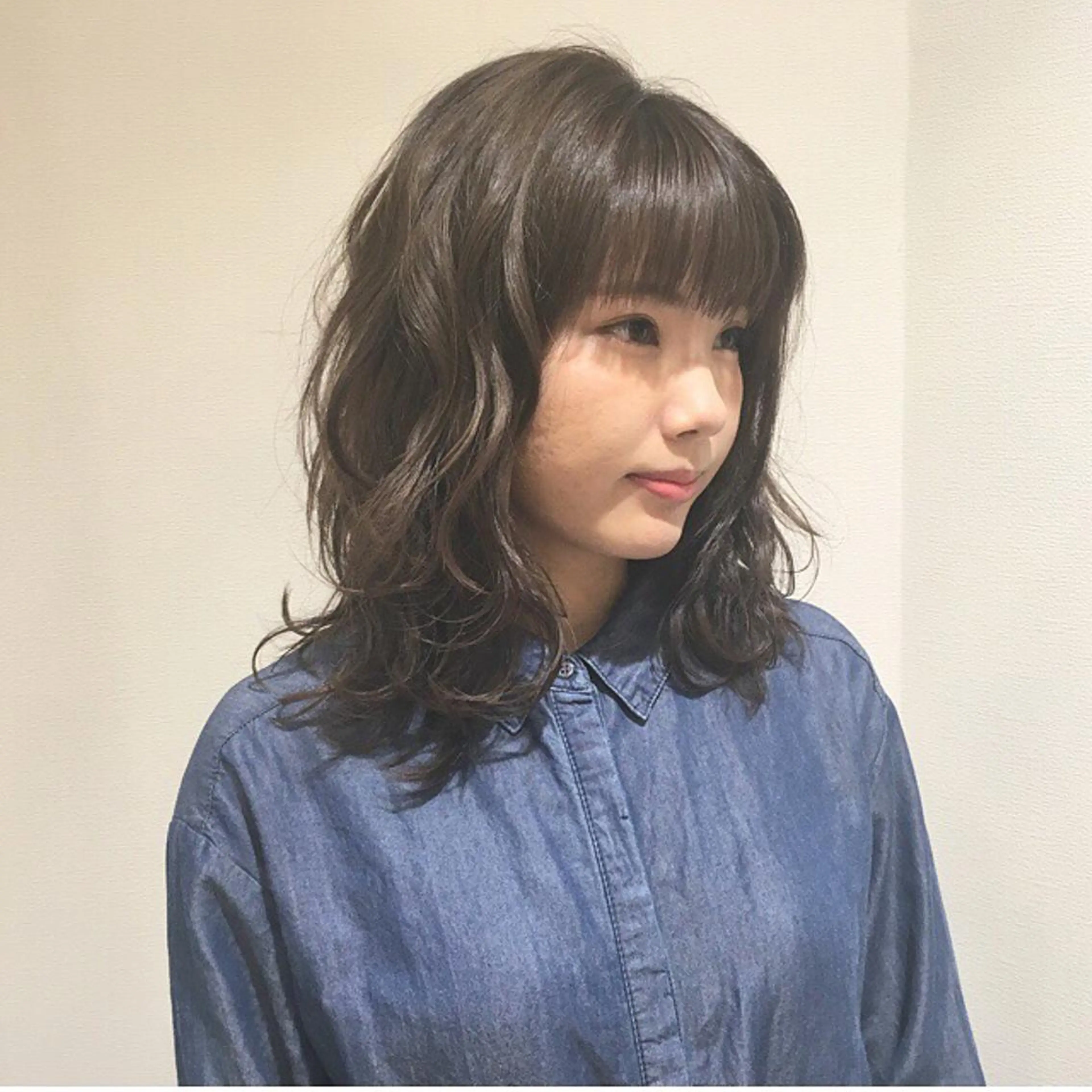 ミディアム カラー アッシュ アッシュグレー アッシュグレージュ グレージュ レイヤーカット ディレクター ノナカのヘアスタイル