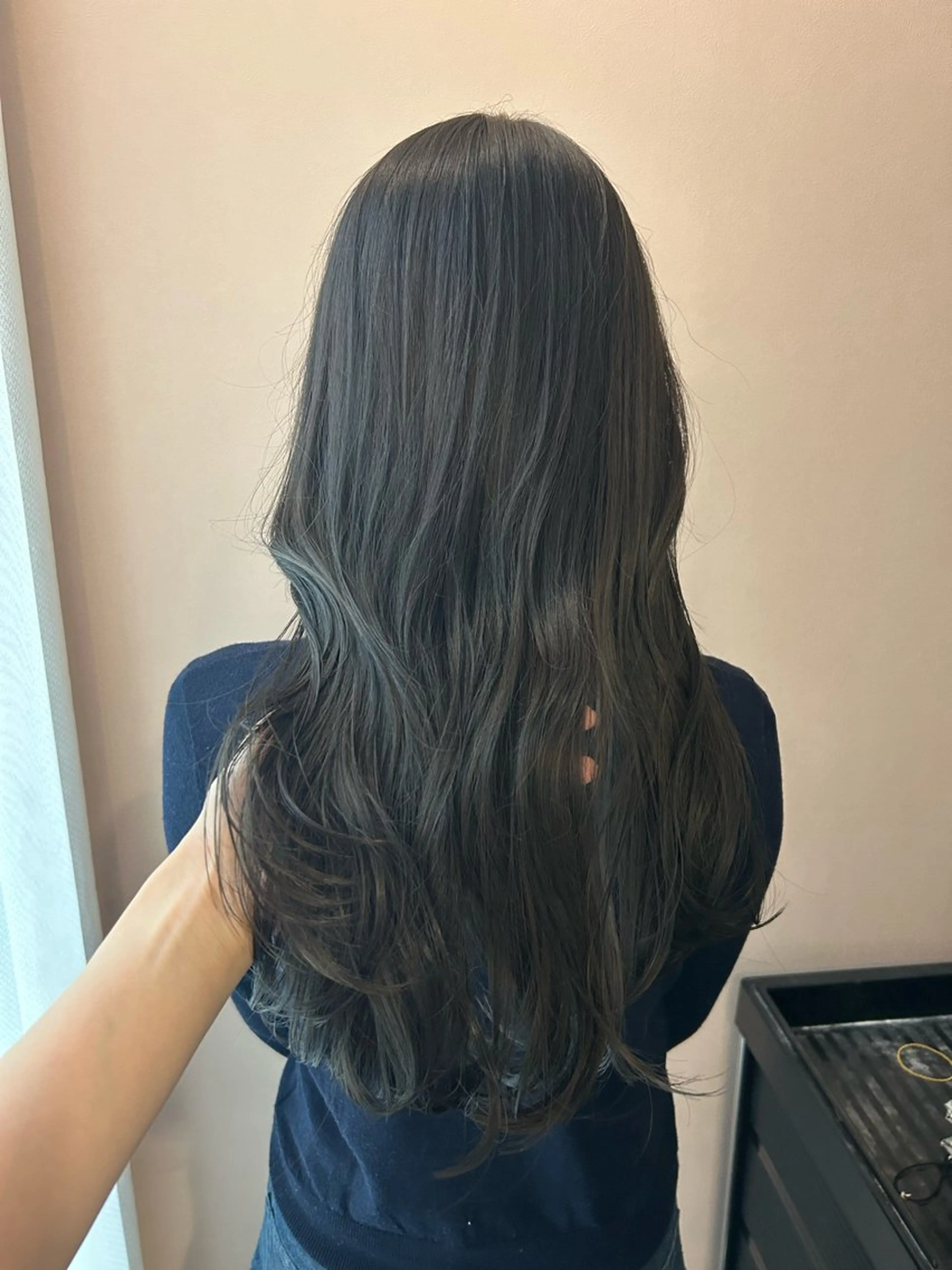 ロング カラー アッシュ アッシュグレー ブリーチ ブルーカラー 透明感カラー カット ヘアカラー トリートメント hub hair レイヤー/透明感のヘアスタイル