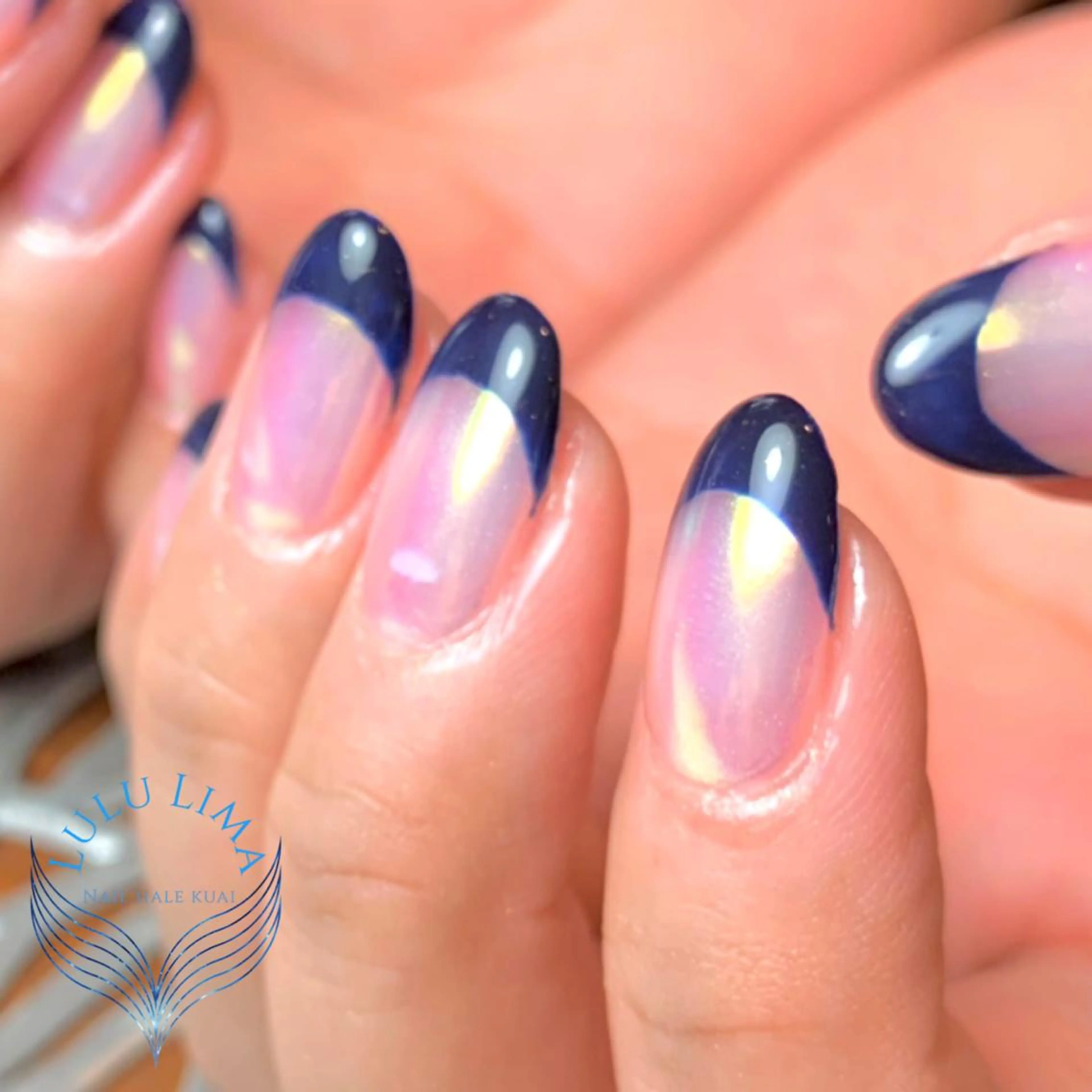 ネイル オーロラネイル ネイビー ハンドネイル ハンドケア LULU LIMAのネイルデザイン
