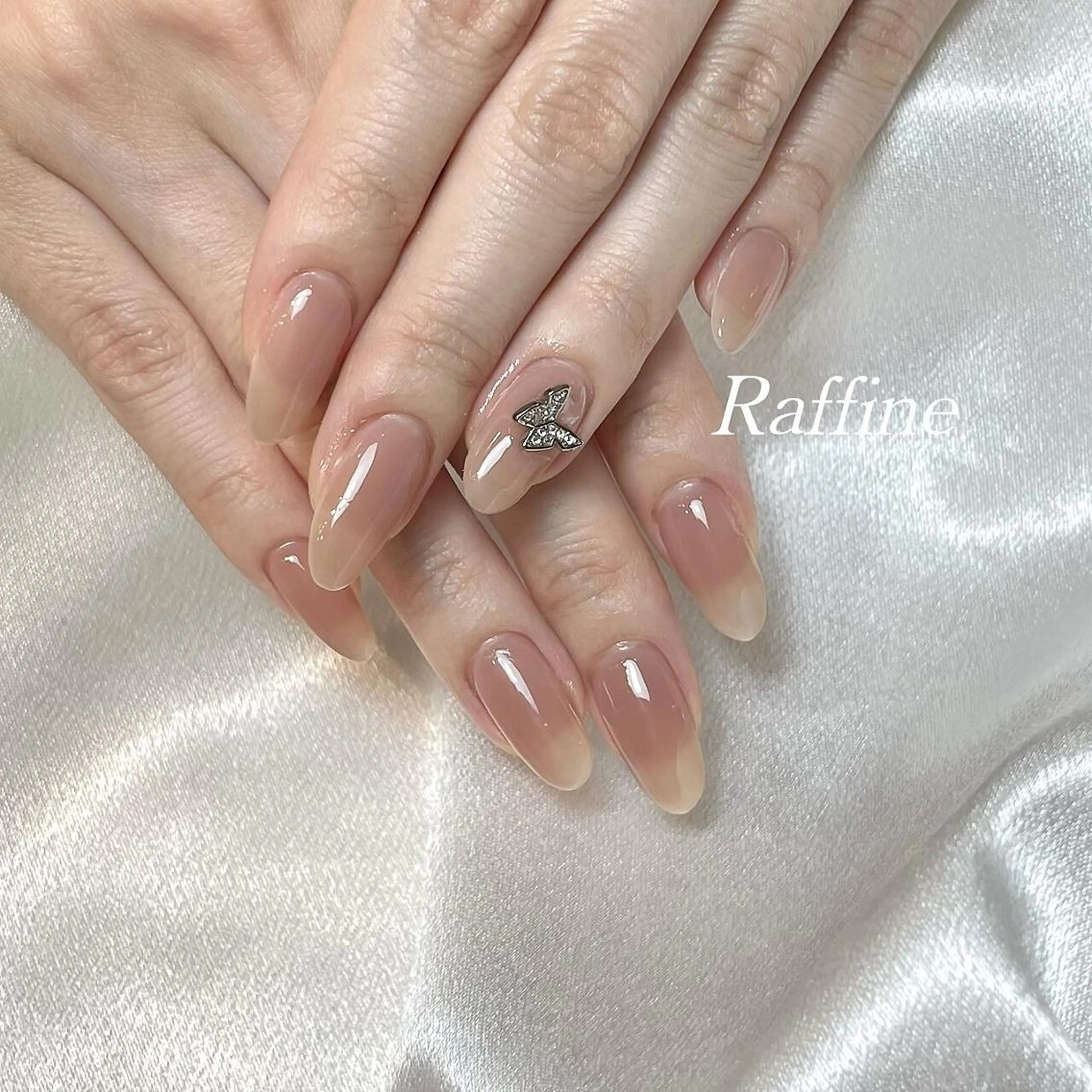 ネイル ハンドネイル RAFFINE 月🦋🩵のネイルデザイン