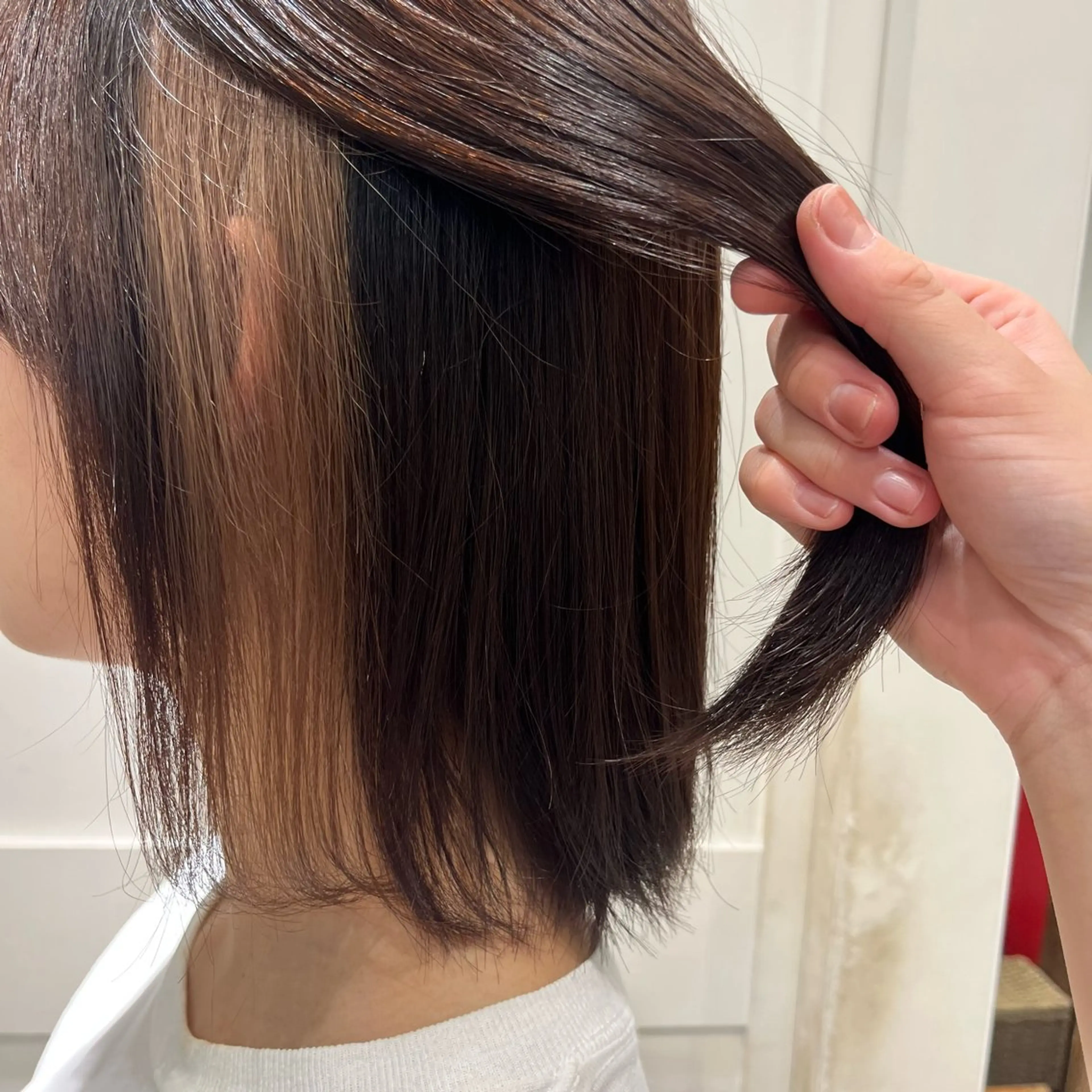 ショート カラー ブリーチ イヤリングカラー ヘアカラー ケアブリーチハイトー ンシールエクステのヘアスタイル