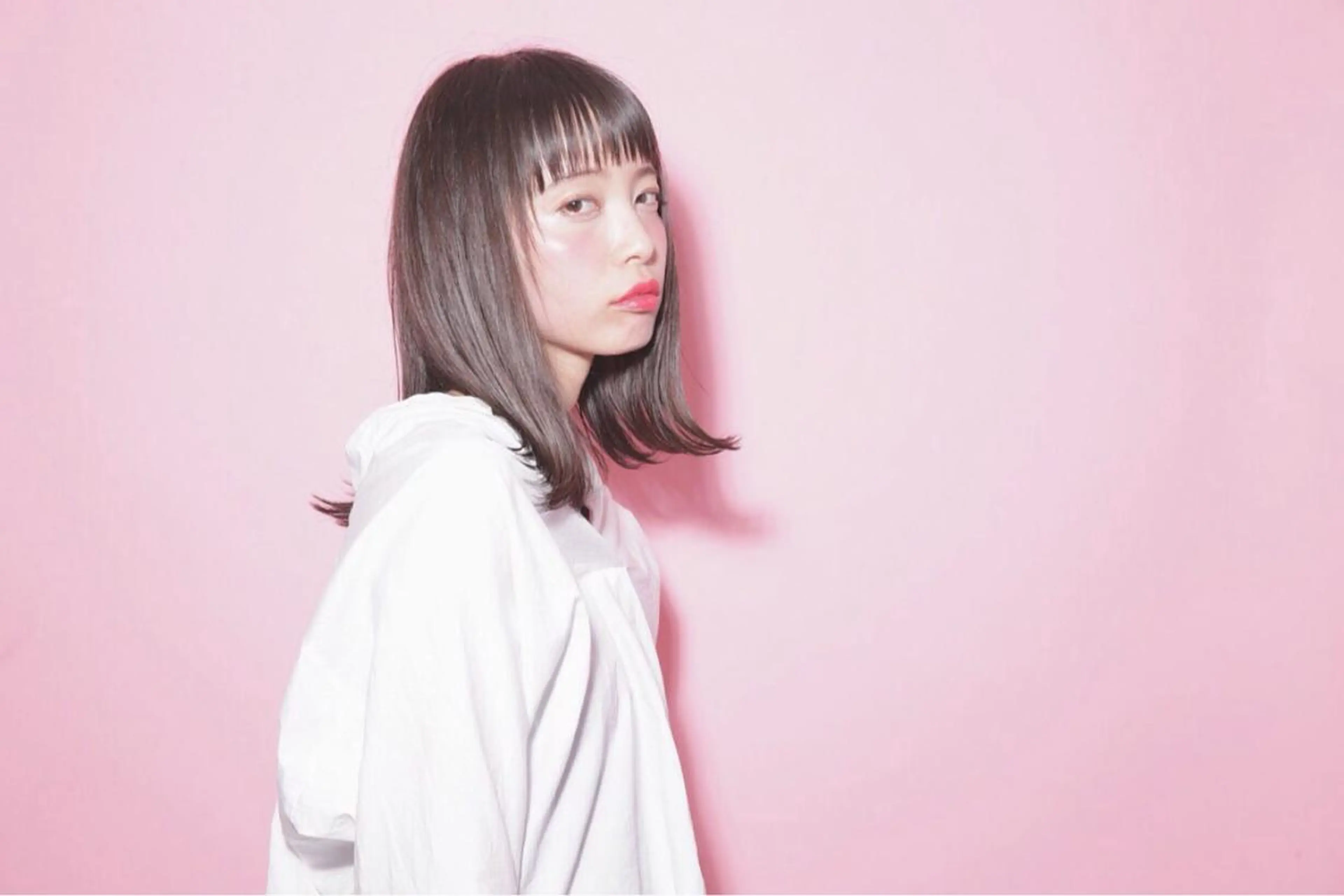 ミディアム カラー ダークグレー ダークグレージュ グレージュ 外ハネヘア ハイライト、レイヤー カット/西梅田/中西のヘアスタイル