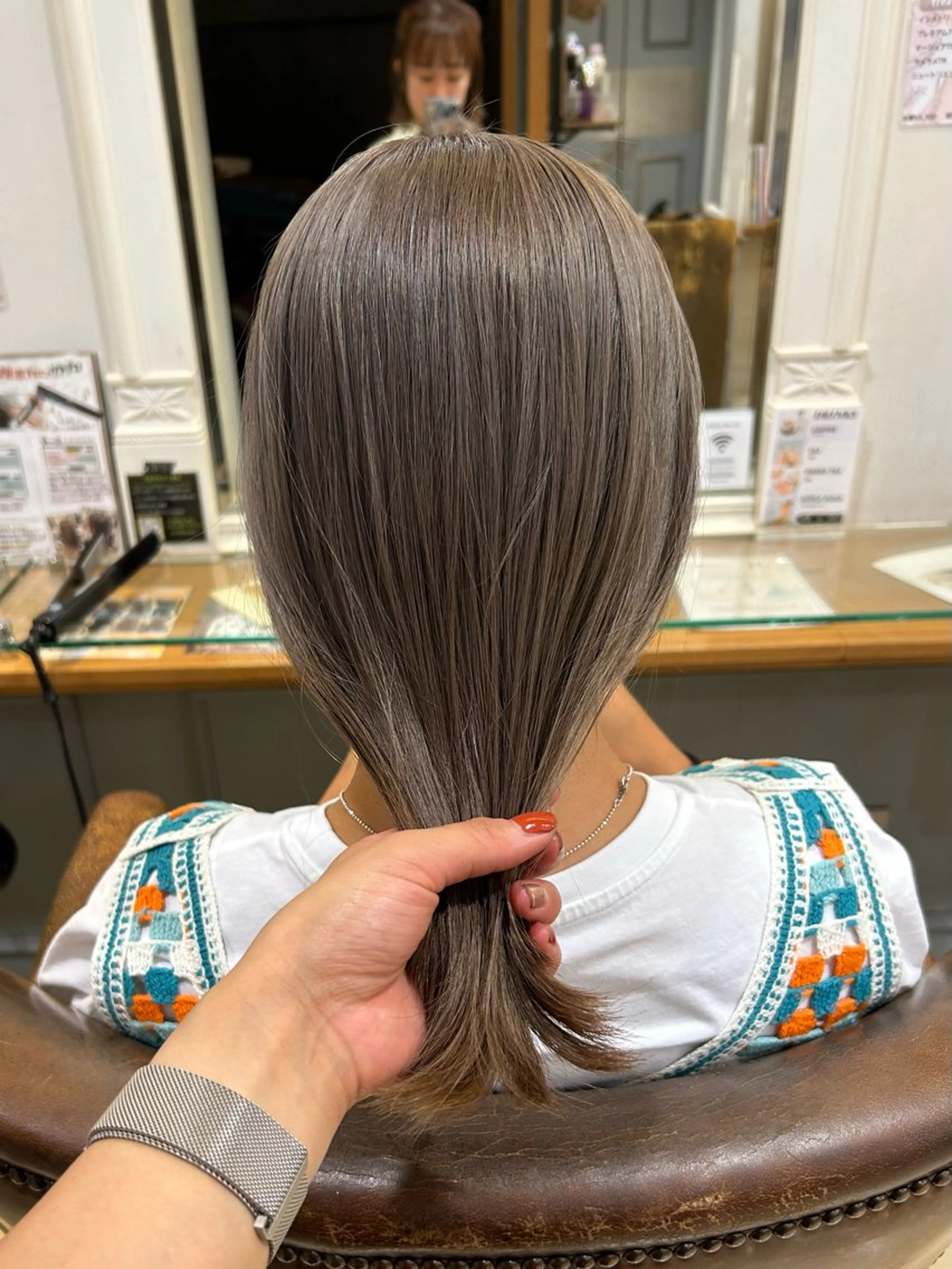 カラー グレージュ Lomalia moekaのヘアスタイル