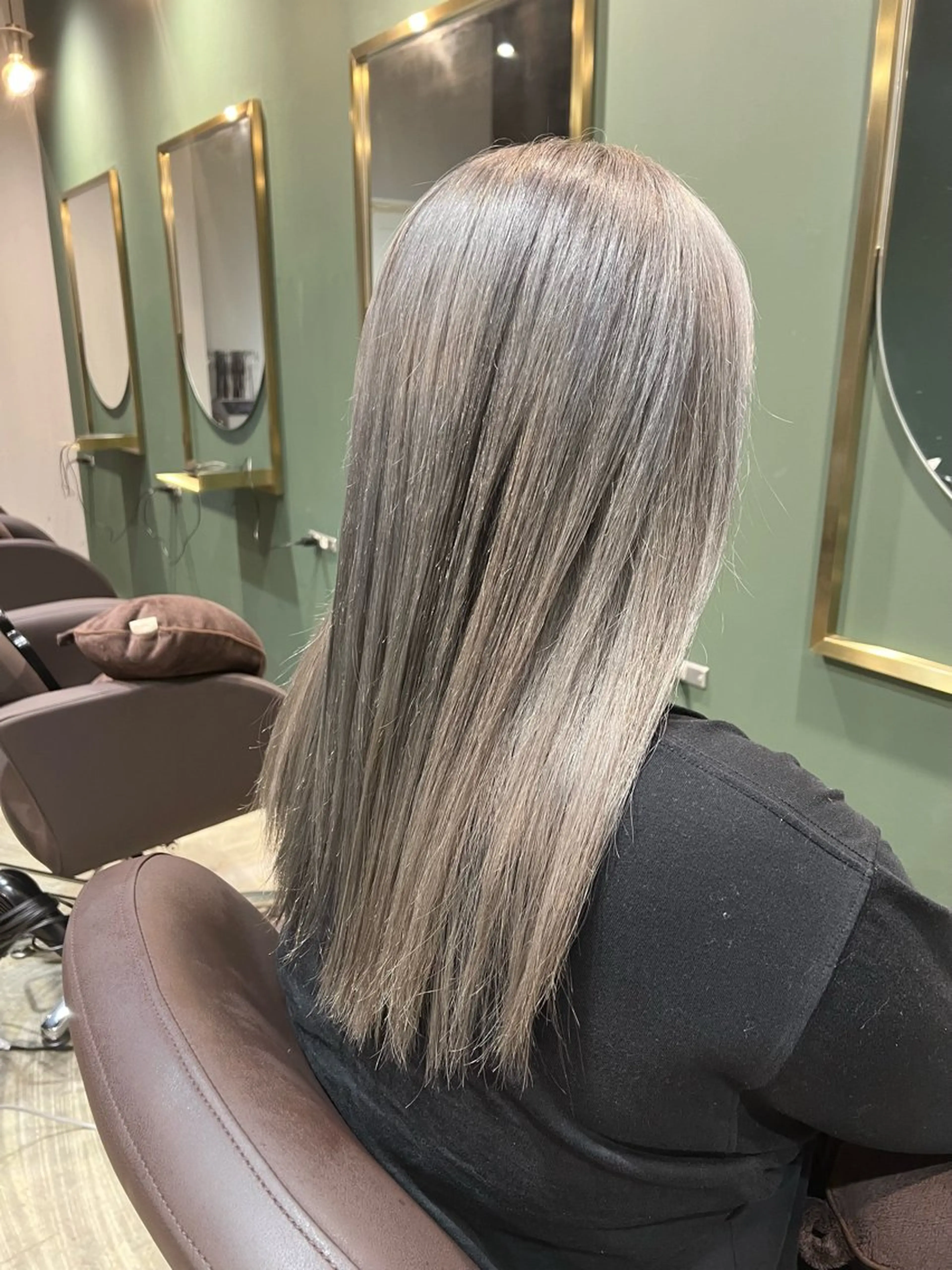 セミロング カラー ベージュカラー シルバー シルバーベージュ カラースペシャリスト しょう🧑🏼‍🎨のヘアスタイル