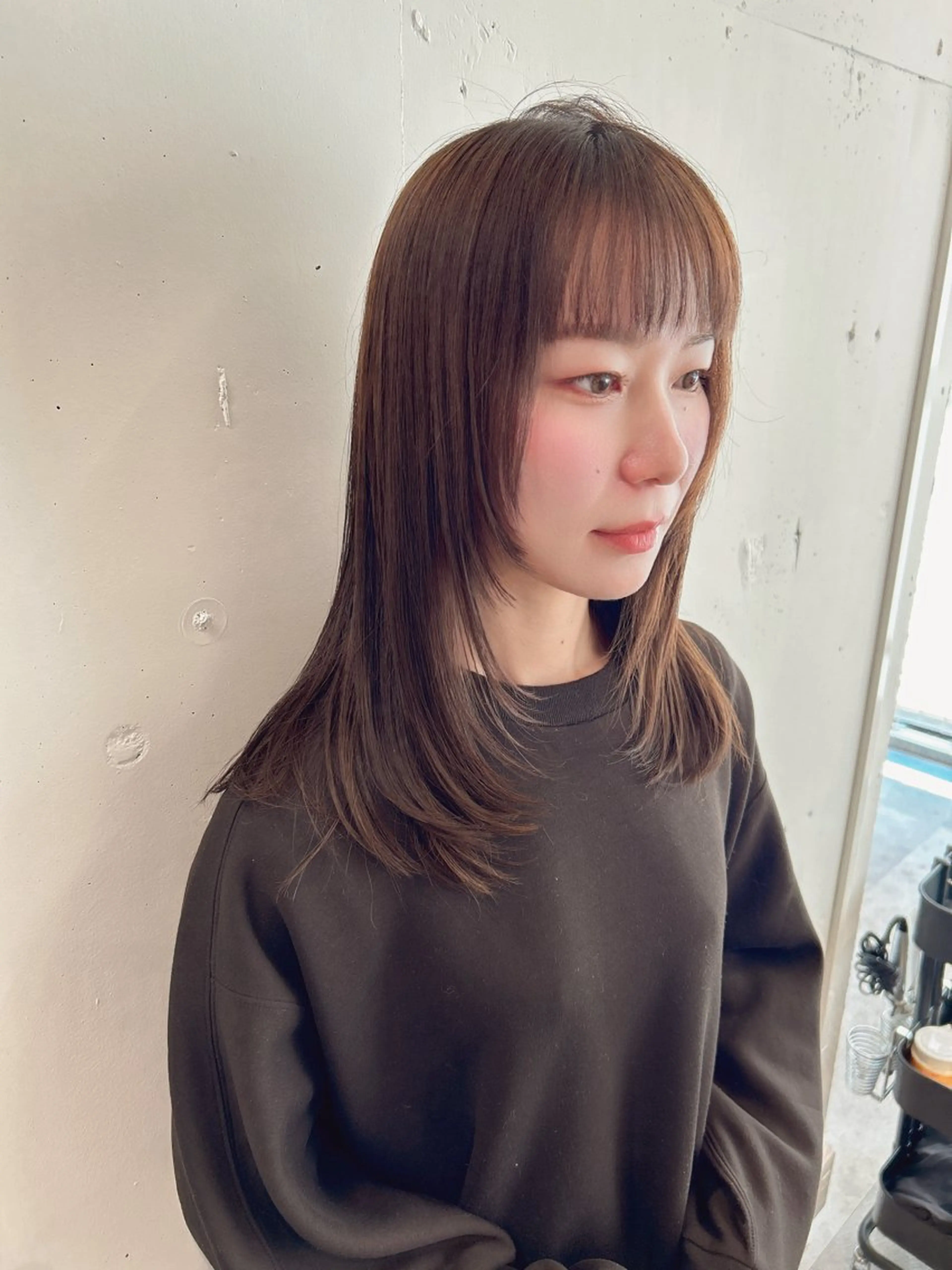 ミディアム カラー アッシュ ベージュカラー レイヤーカット カット ヘアカラー トリートメント AILEE所属・ウルフカット レイヤーカット上柿のヘアスタイル