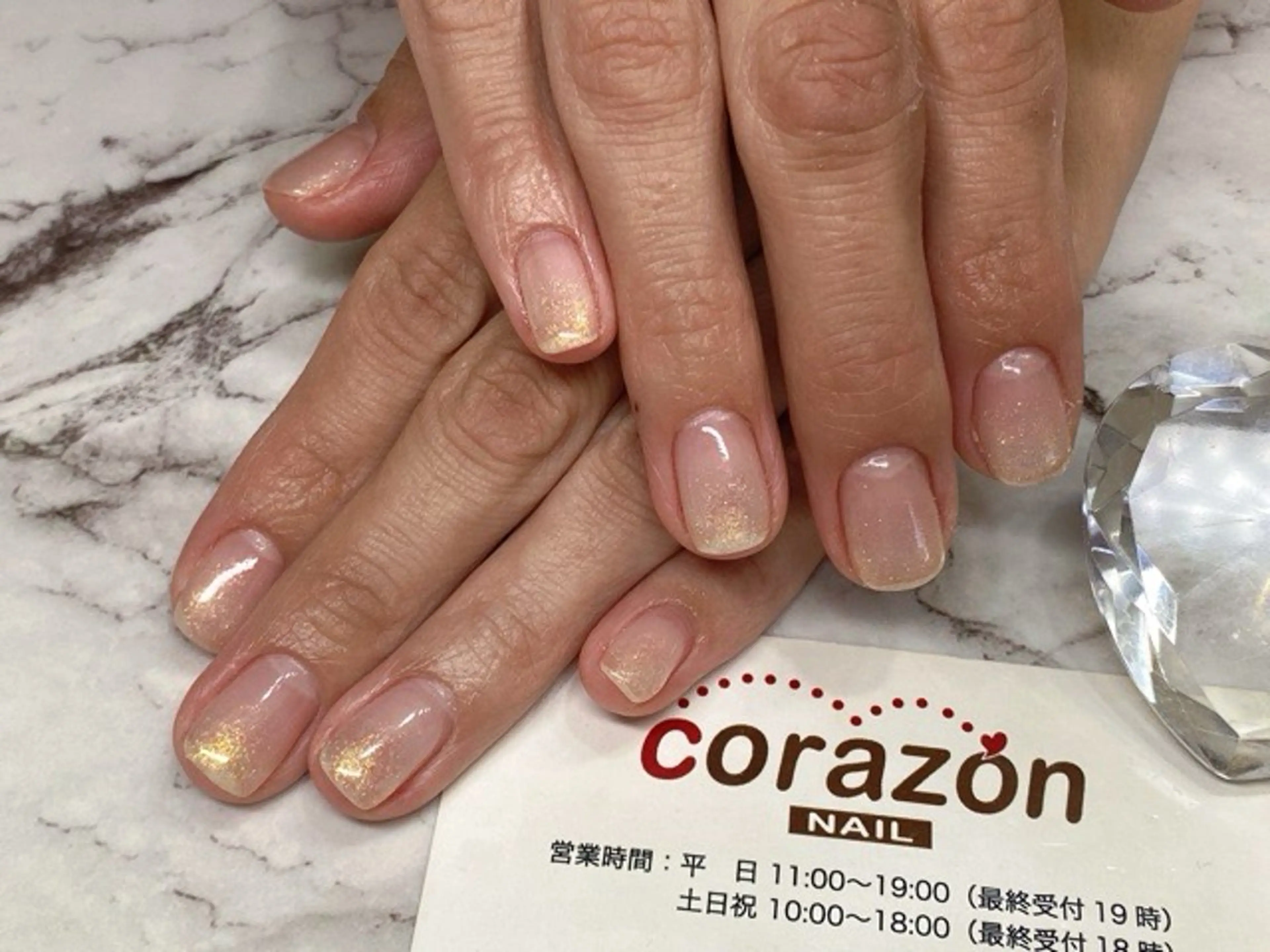 ネイル ジェルネイル ゴールド グラデーション ラメ(グリッター) ラメグラデーション ハンドネイル corazon所属・ネイリスト aicoのネイルデザイン