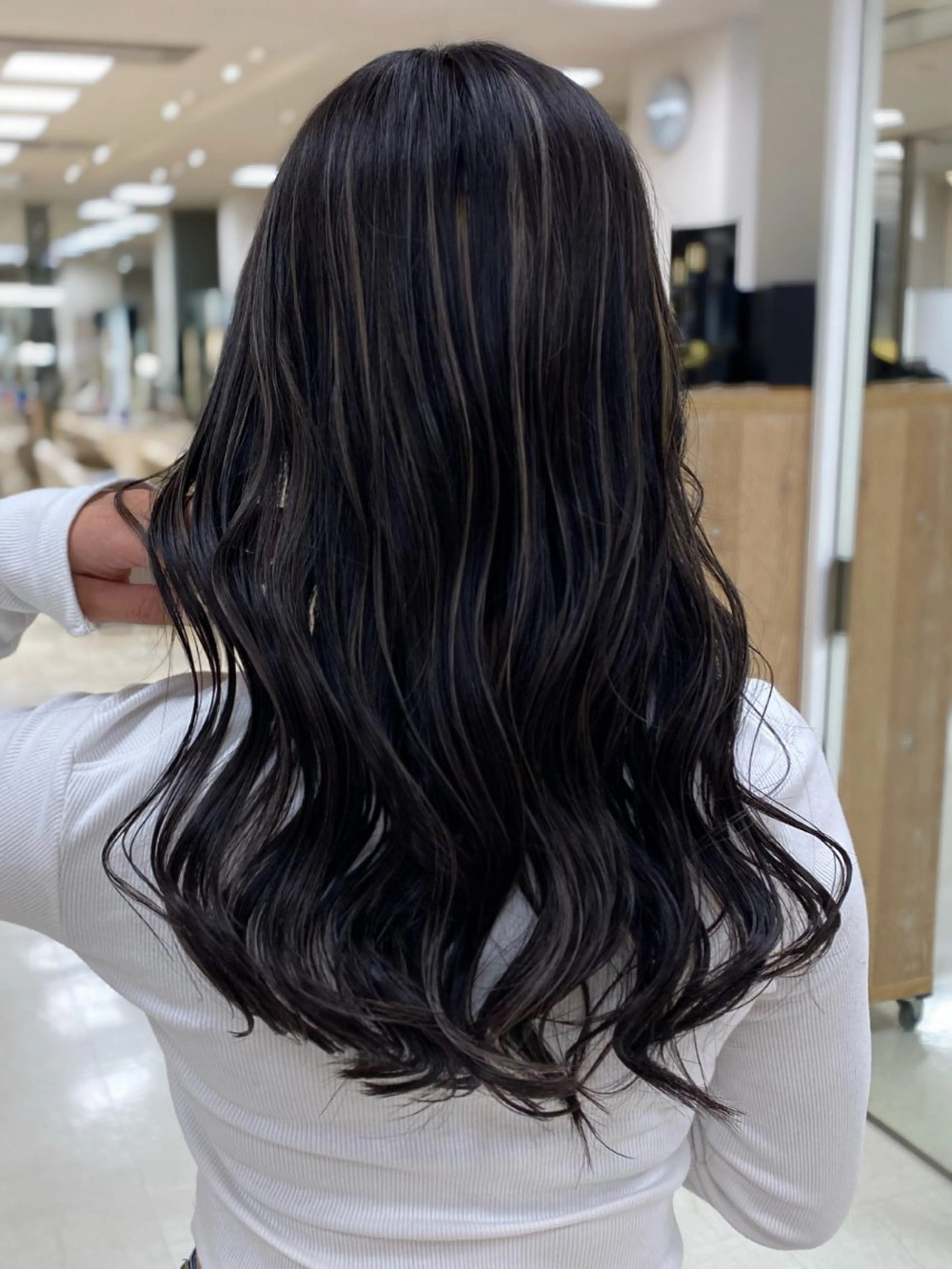 セミロング カラー ハイライトカラー ハイライト 銀座メンズNo1🦚 ブリーチ🌿レイヤーのヘアスタイル