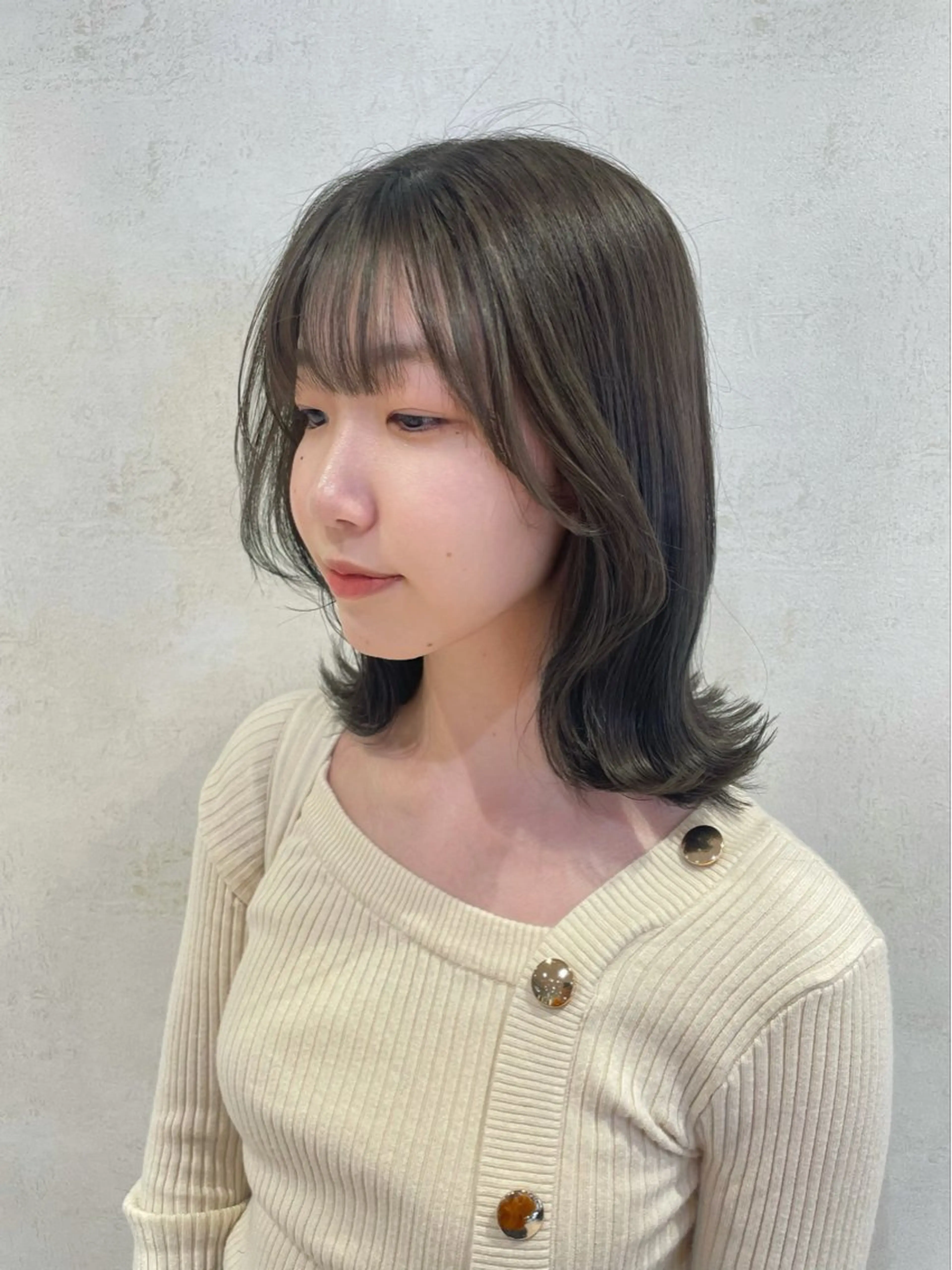 ミディアム カラー ベージュカラー オリーブベージュ オリーブカラー くびれヘア カット ヘアカラー カラー/レイヤー/ 髪質改善/PAAQのヘアスタイル