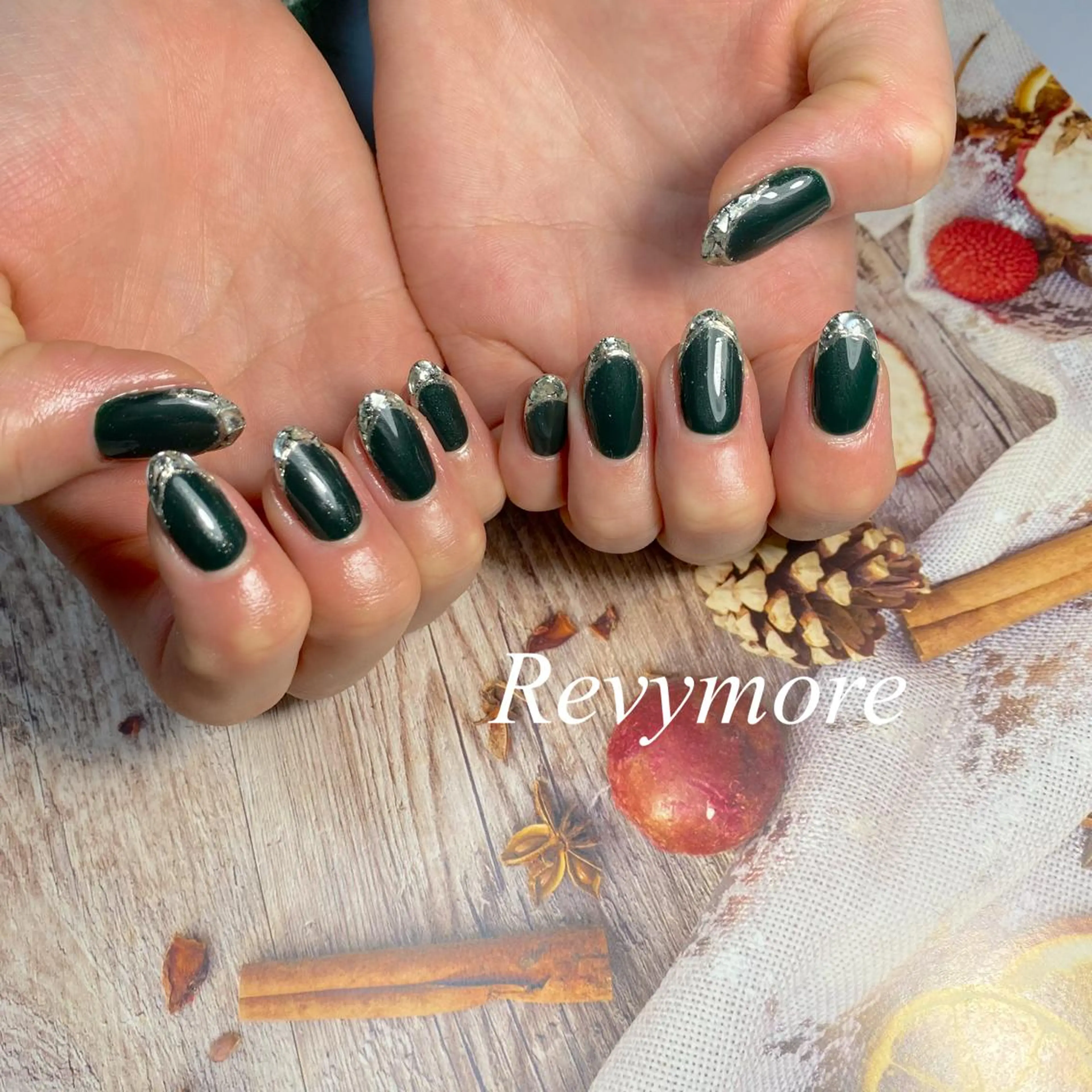 ミディアム ネイル フレンチネイル ジェルネイル ガラスフレンチ グリーン ニュアンスネイル nail salon Revymore所属・nail salon Revymoreのネイルデザイン