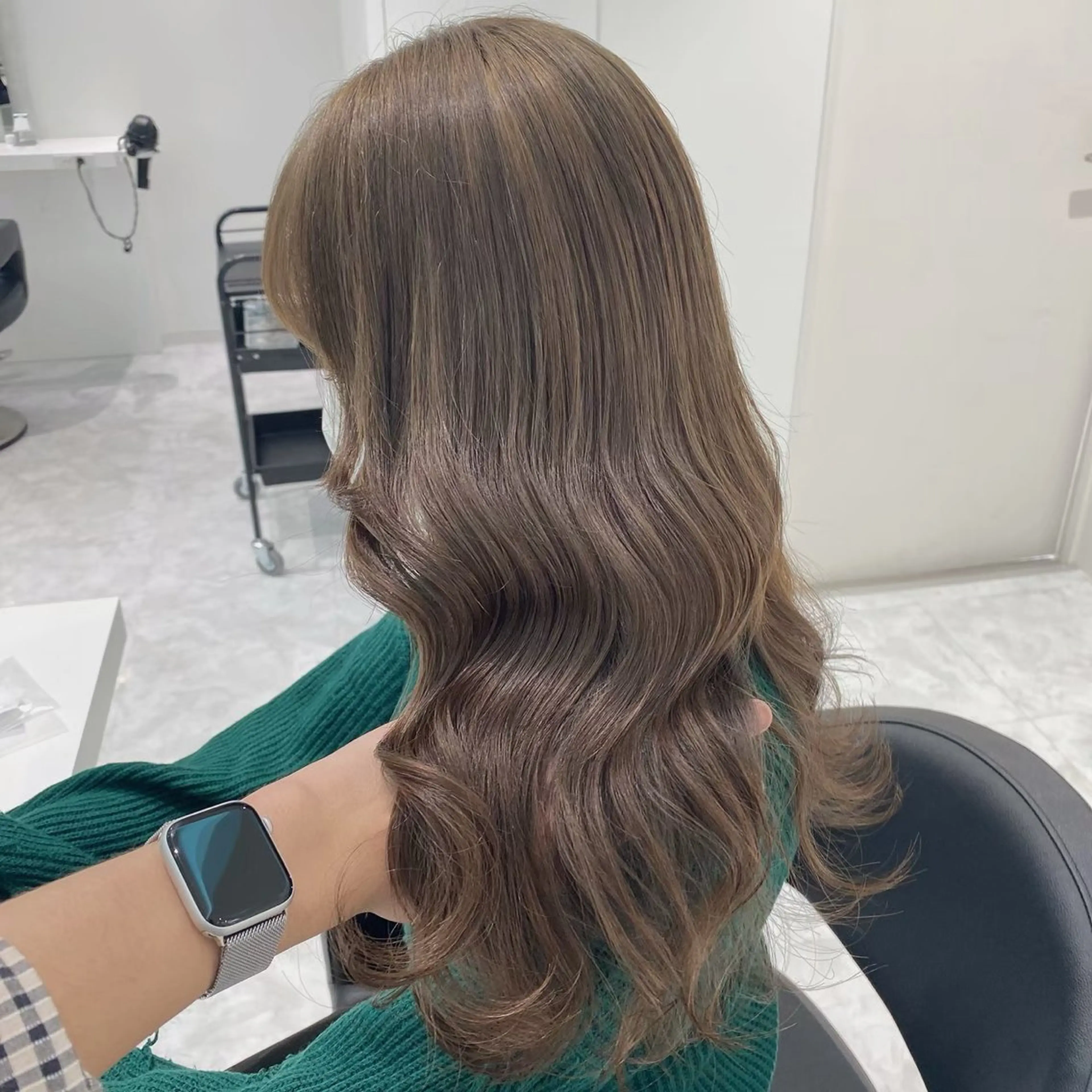 セミロング カラー ヘアアレンジ ブリーチ ブリーチなしカラー オリーブカラー 髪質改善 🩵ダメージレス艶感 ハイトーン🩷のヘアスタイル