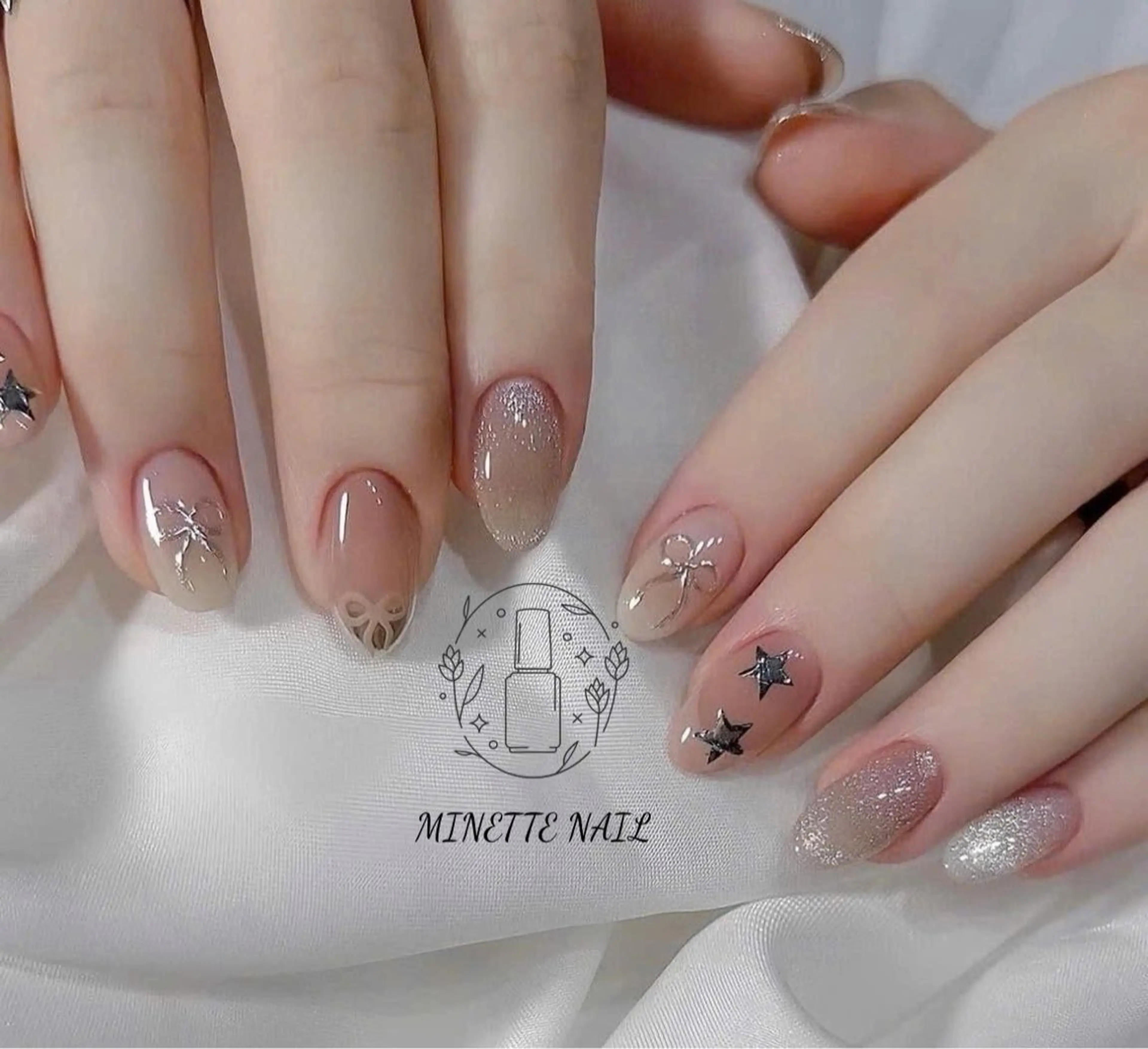 ネイル フレンチネイル ジェルネイル ガーリー キラキラネイル ラメ(グリッター) ハンドネイル Minette Nail 池袋(ミネットネイル)所属・Minette Nailのネイルデザイン